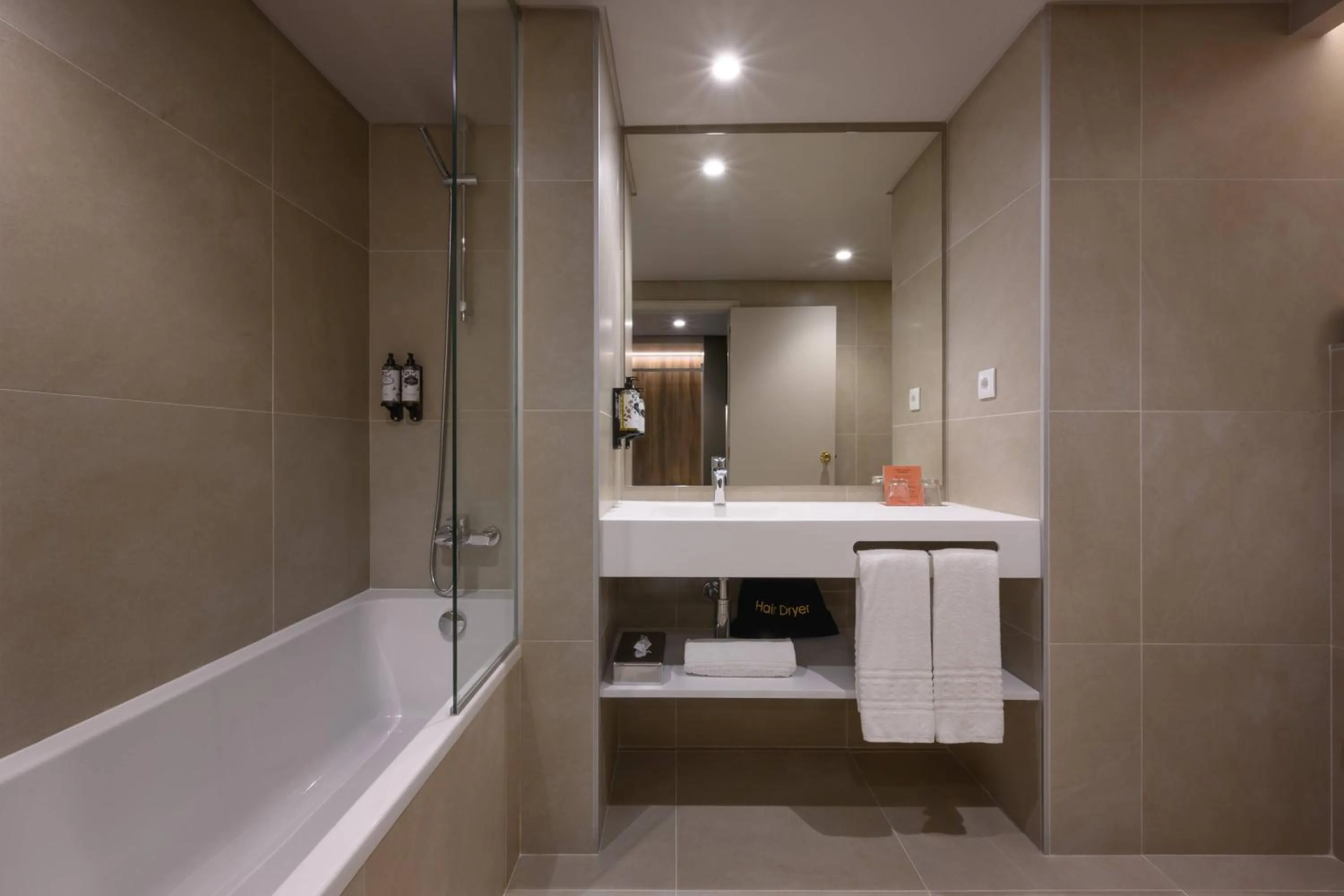 Shower in Hotel Coimbra Aeminium Affiliated by Meliá