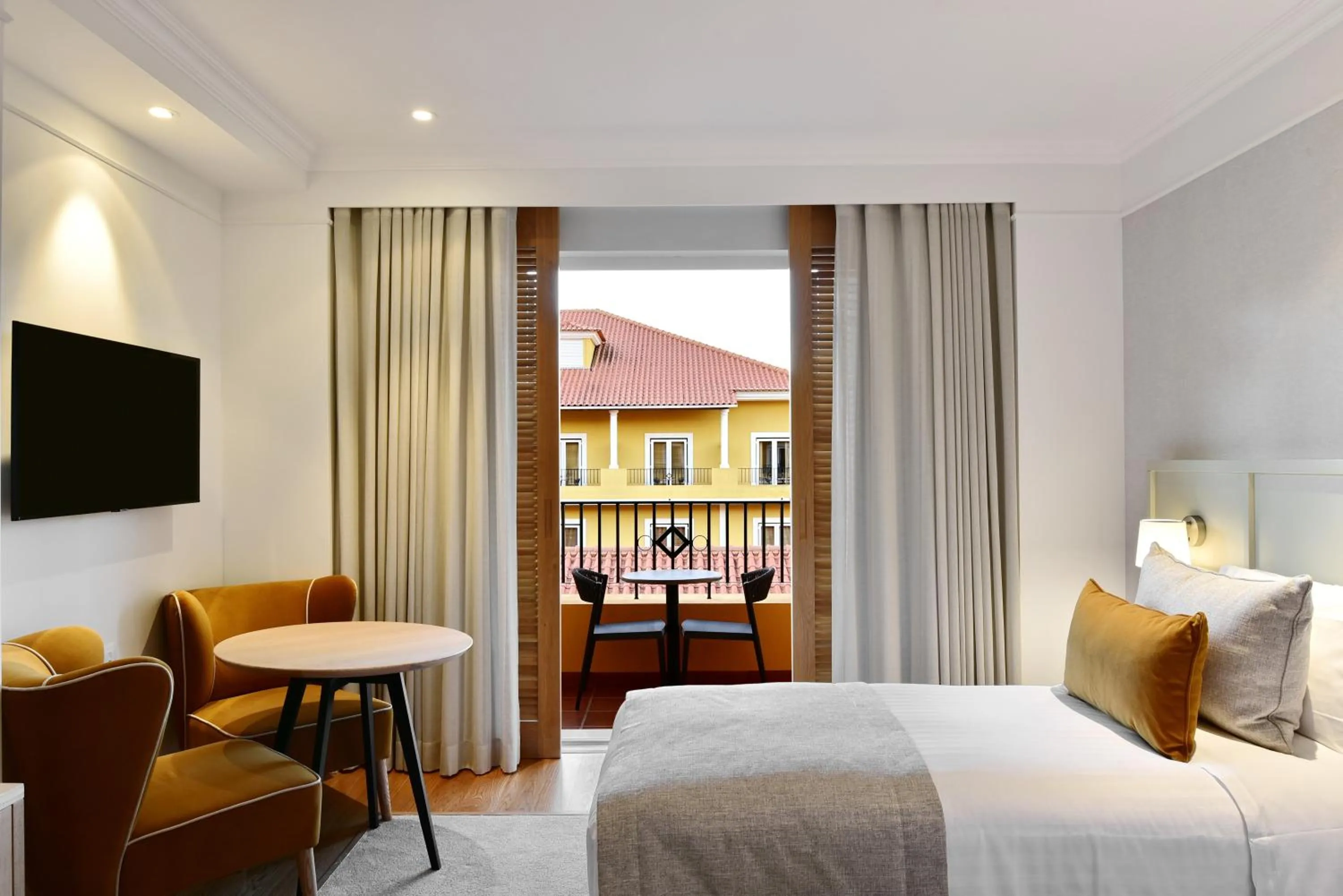 Photo of the whole room, Bed in Dolce CampoReal Lisboa