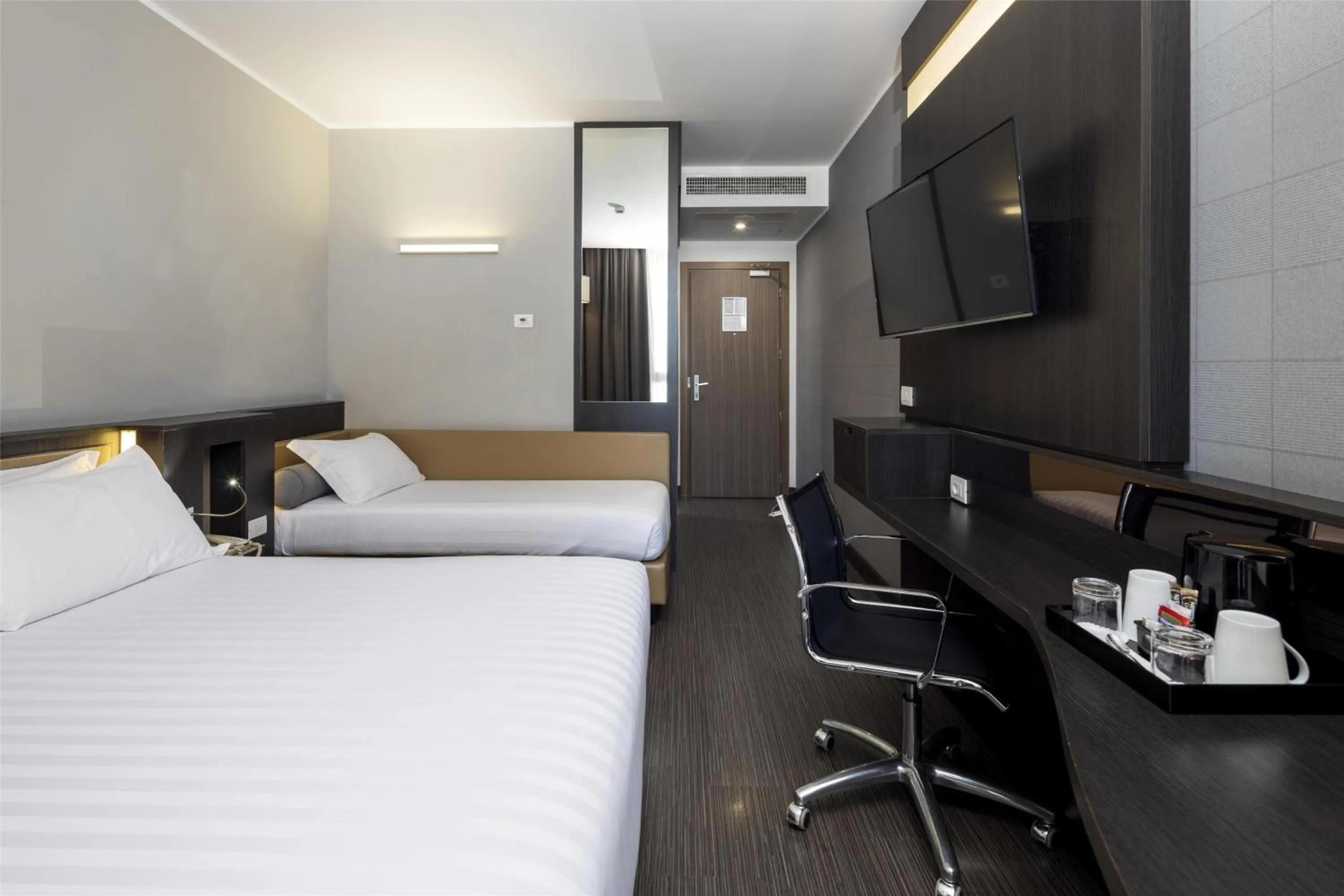 Standard Queen Room with Single Bed in Best Western Premier CHC Airport