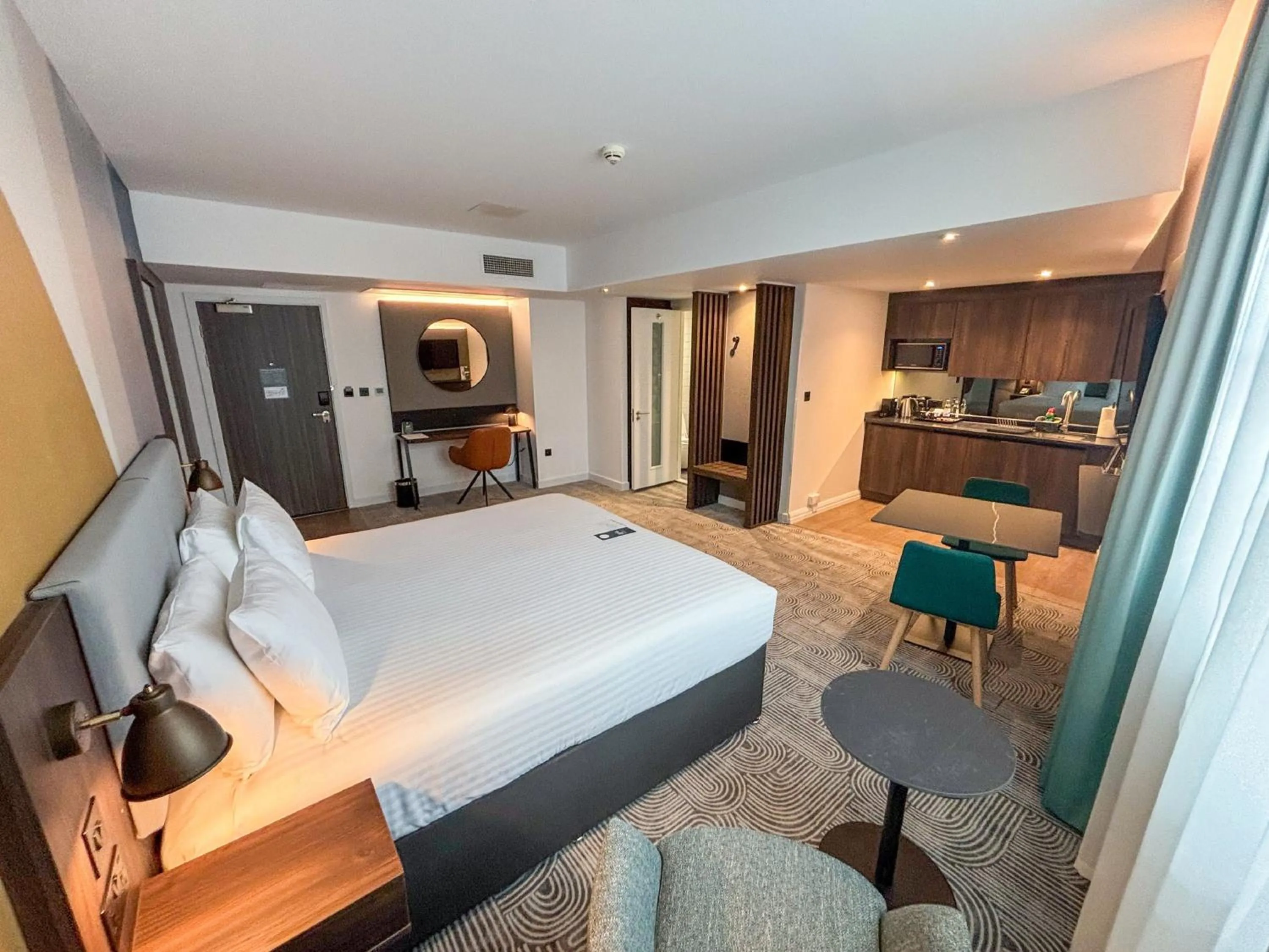 Photo of the whole room, Bed in Holiday Inn London - Whitechapel by IHG