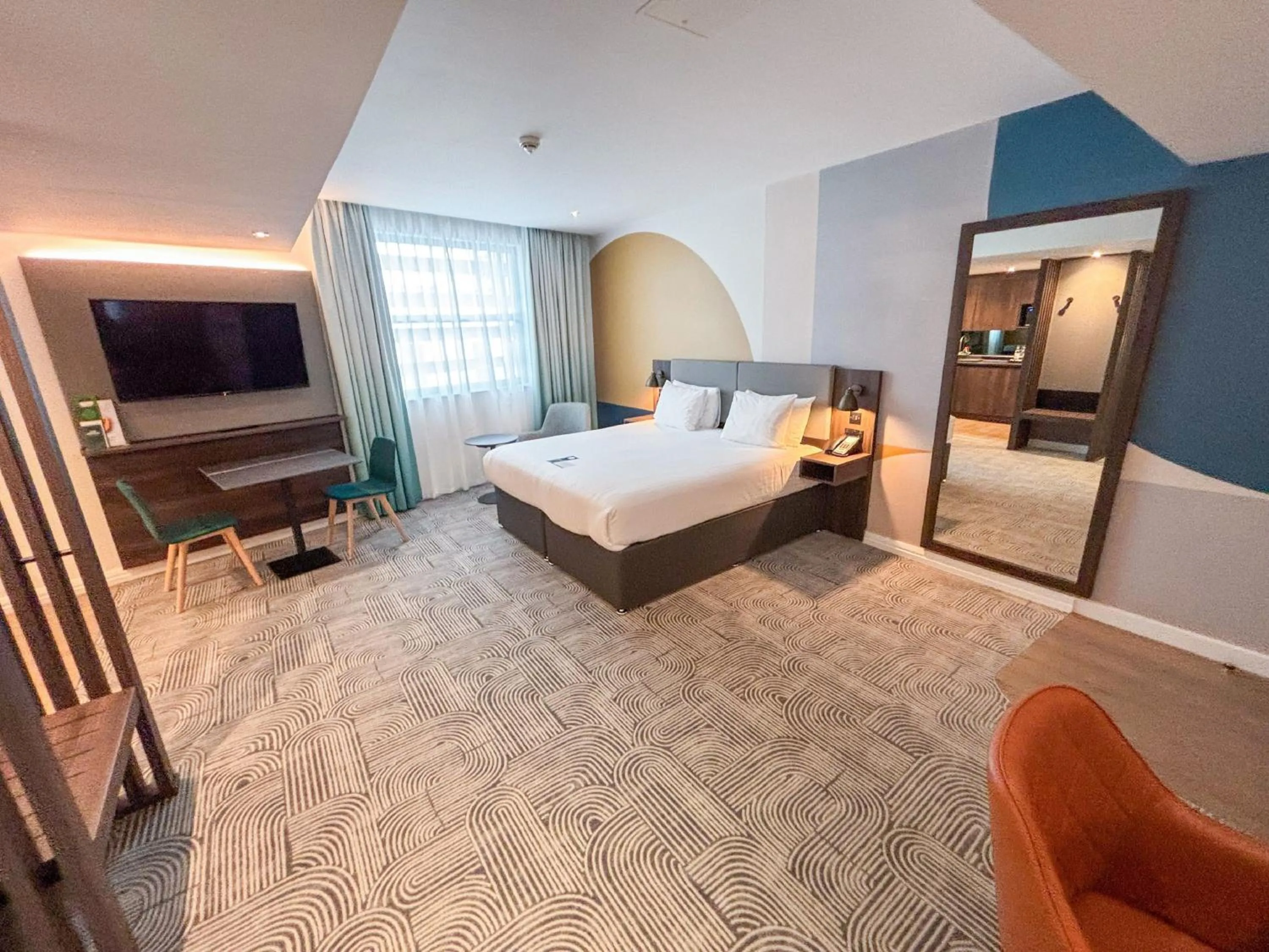 Photo of the whole room, Bed in Holiday Inn London - Whitechapel by IHG