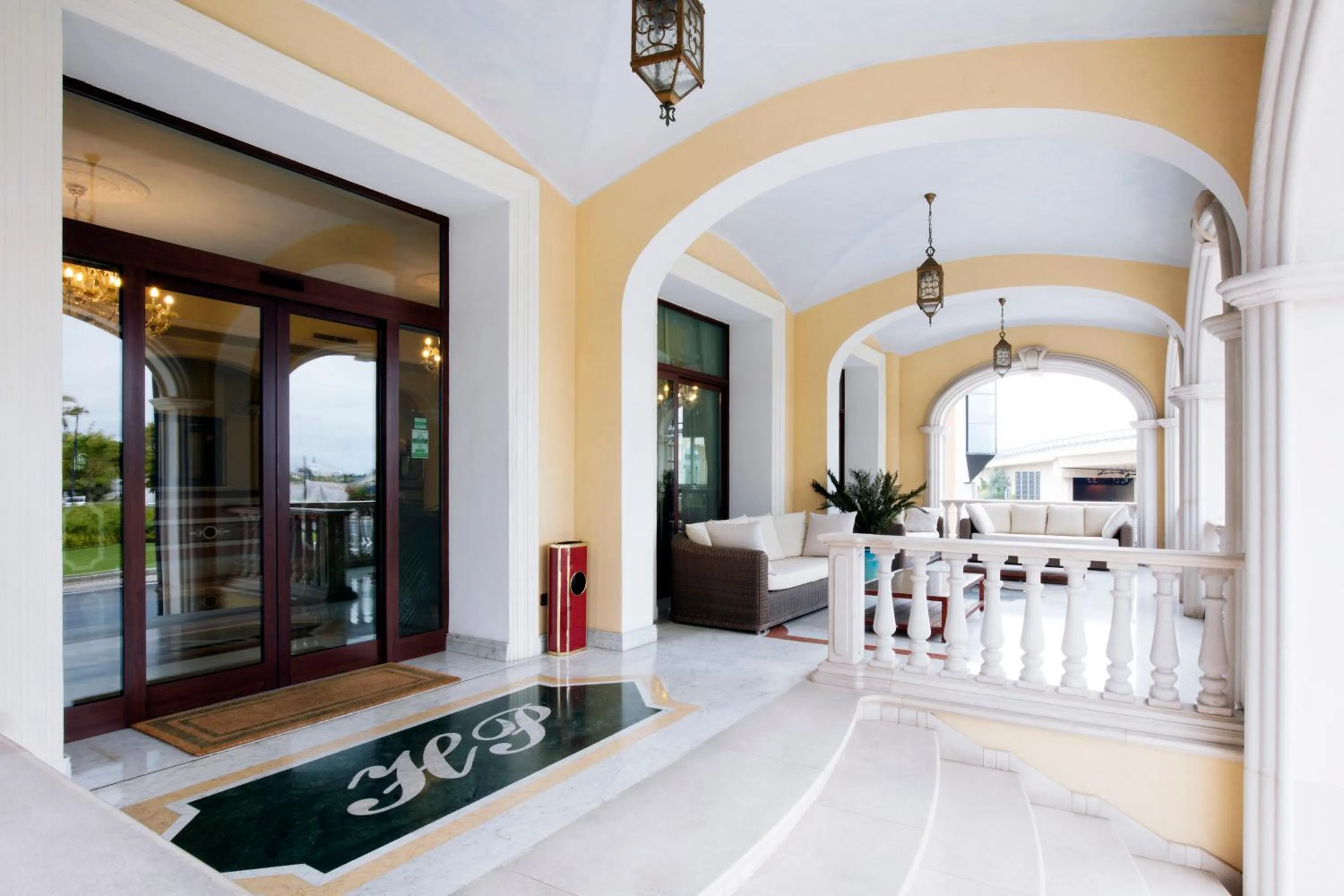 Facade/entrance in Grand Hotel President