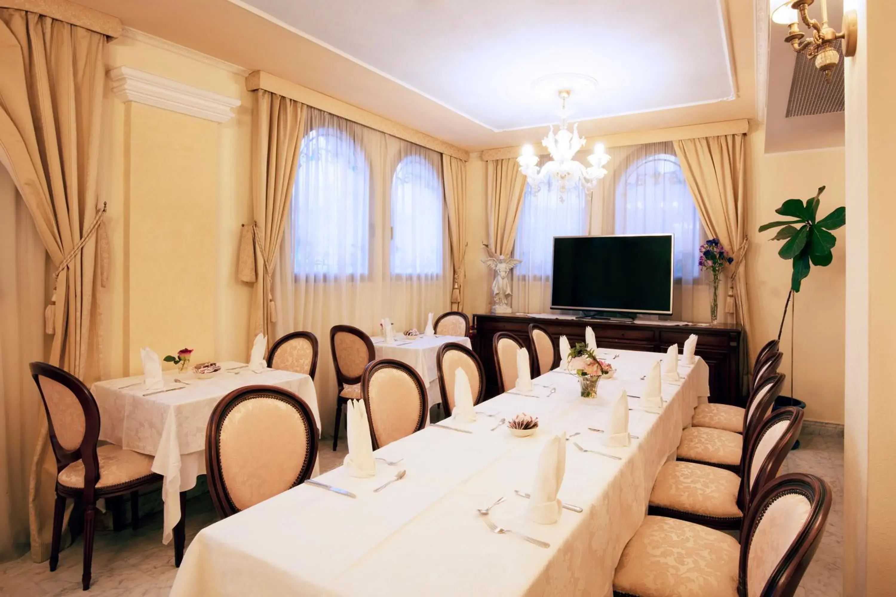 Restaurant/places to eat in Grand Hotel President Restaurant/places to eat in Grand Hotel President
