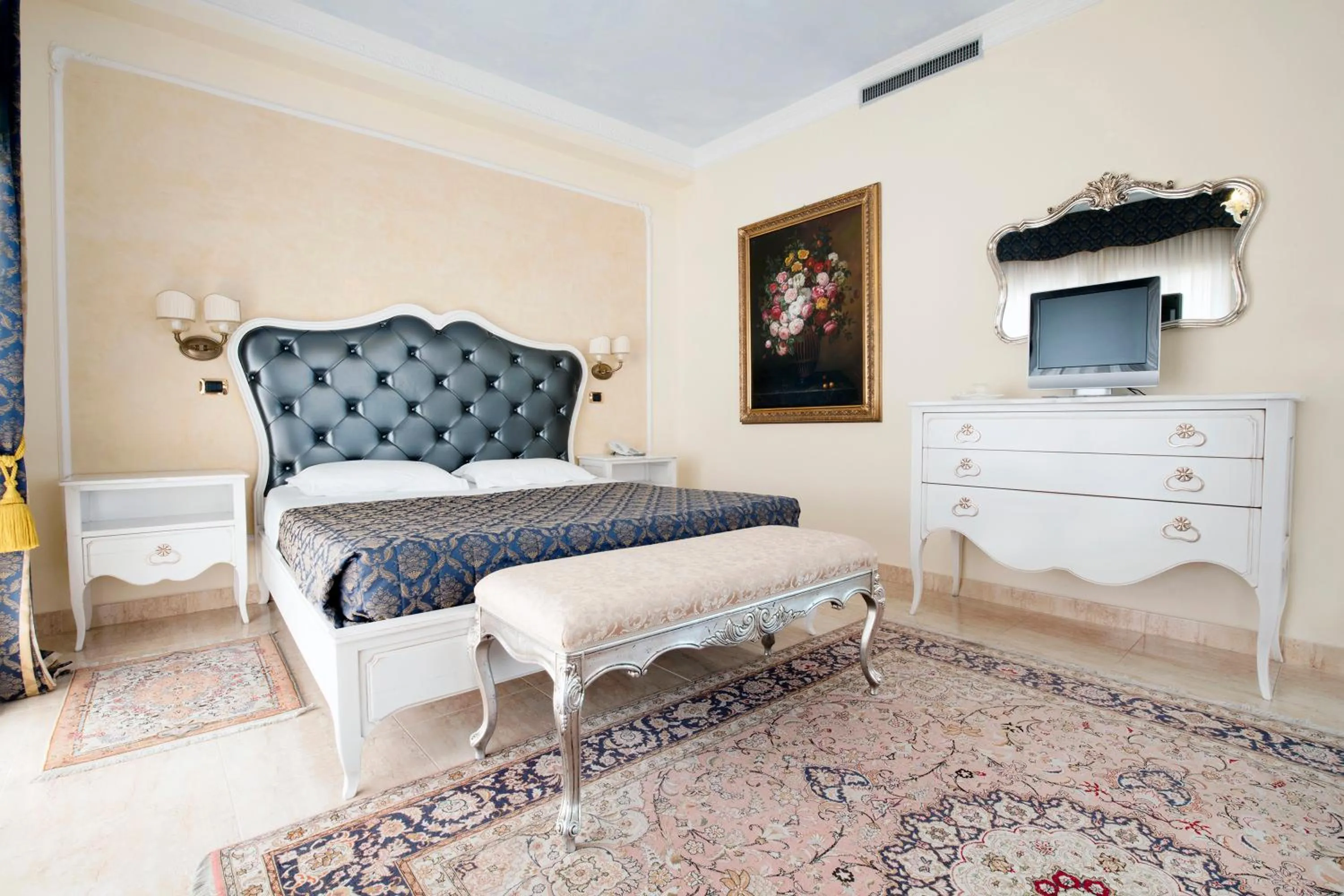 Bedroom, Bed in Grand Hotel President