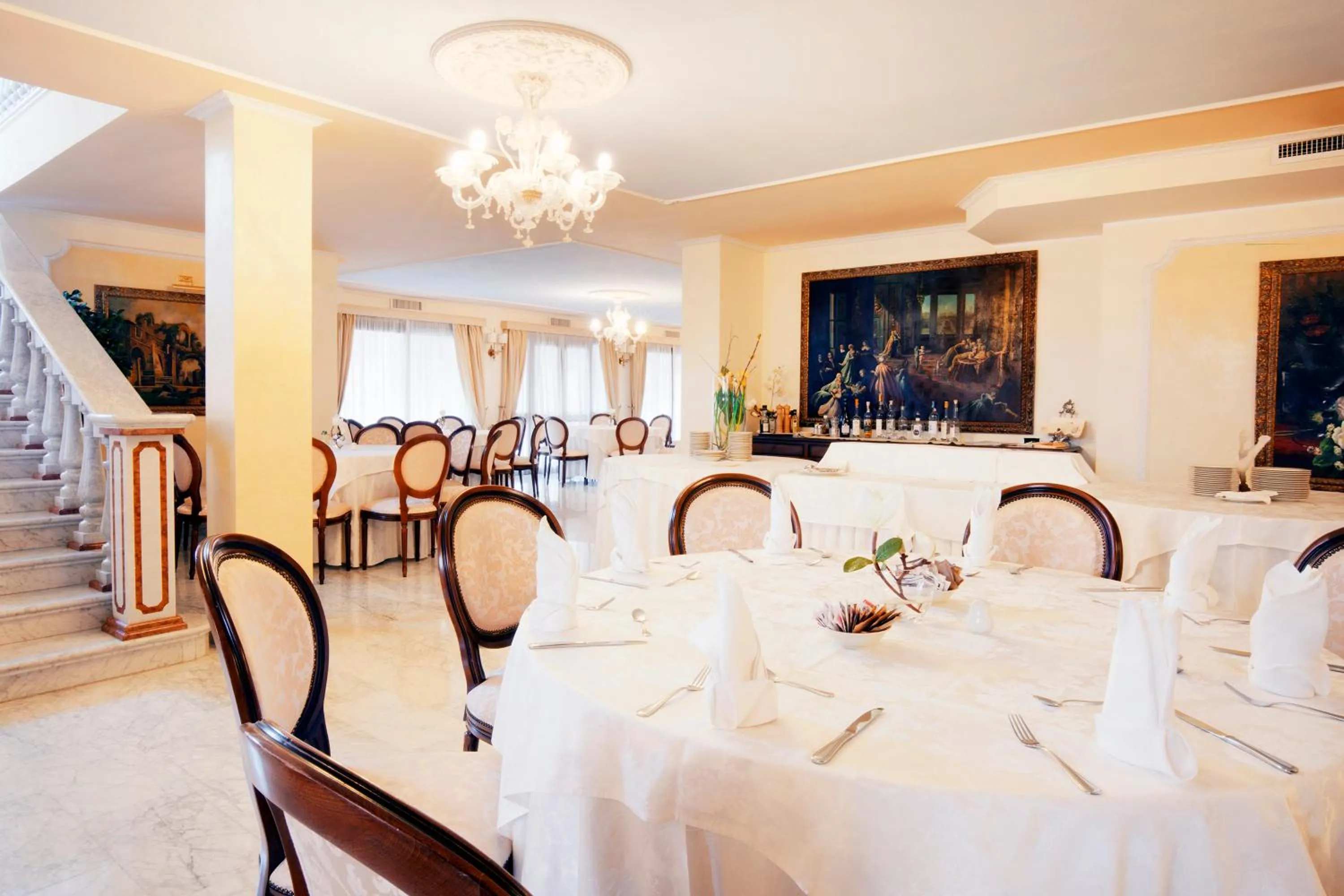 Restaurant/places to eat in Grand Hotel President
