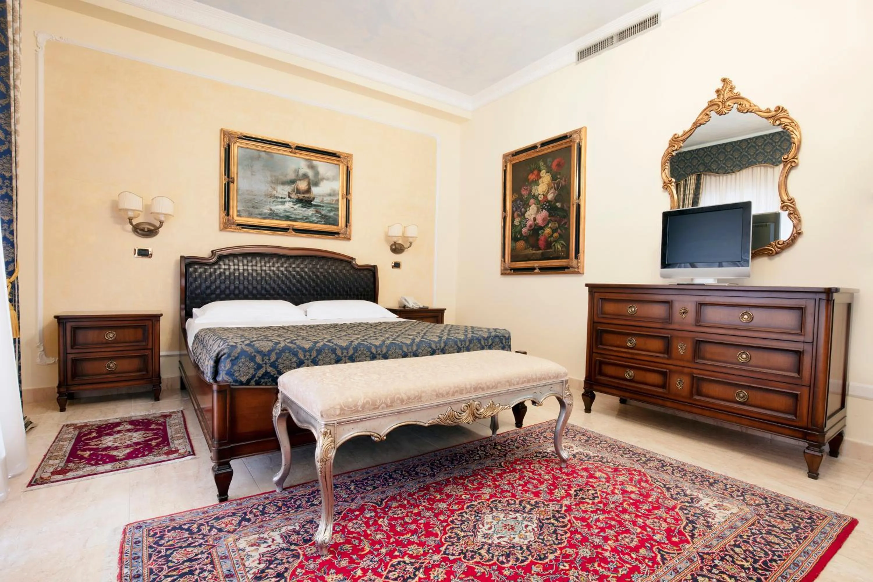 Bedroom, Bed in Grand Hotel President