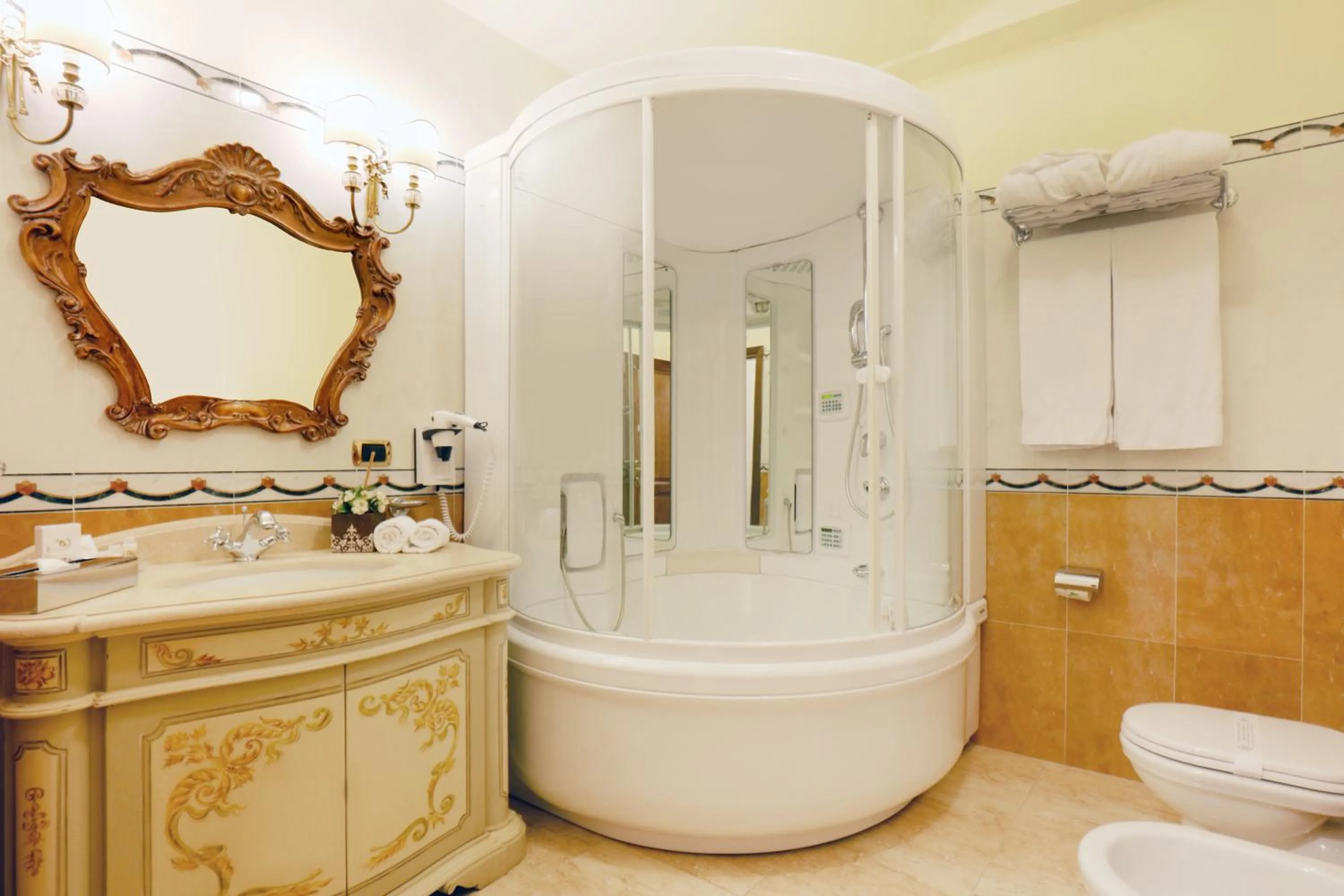 Shower in Grand Hotel President