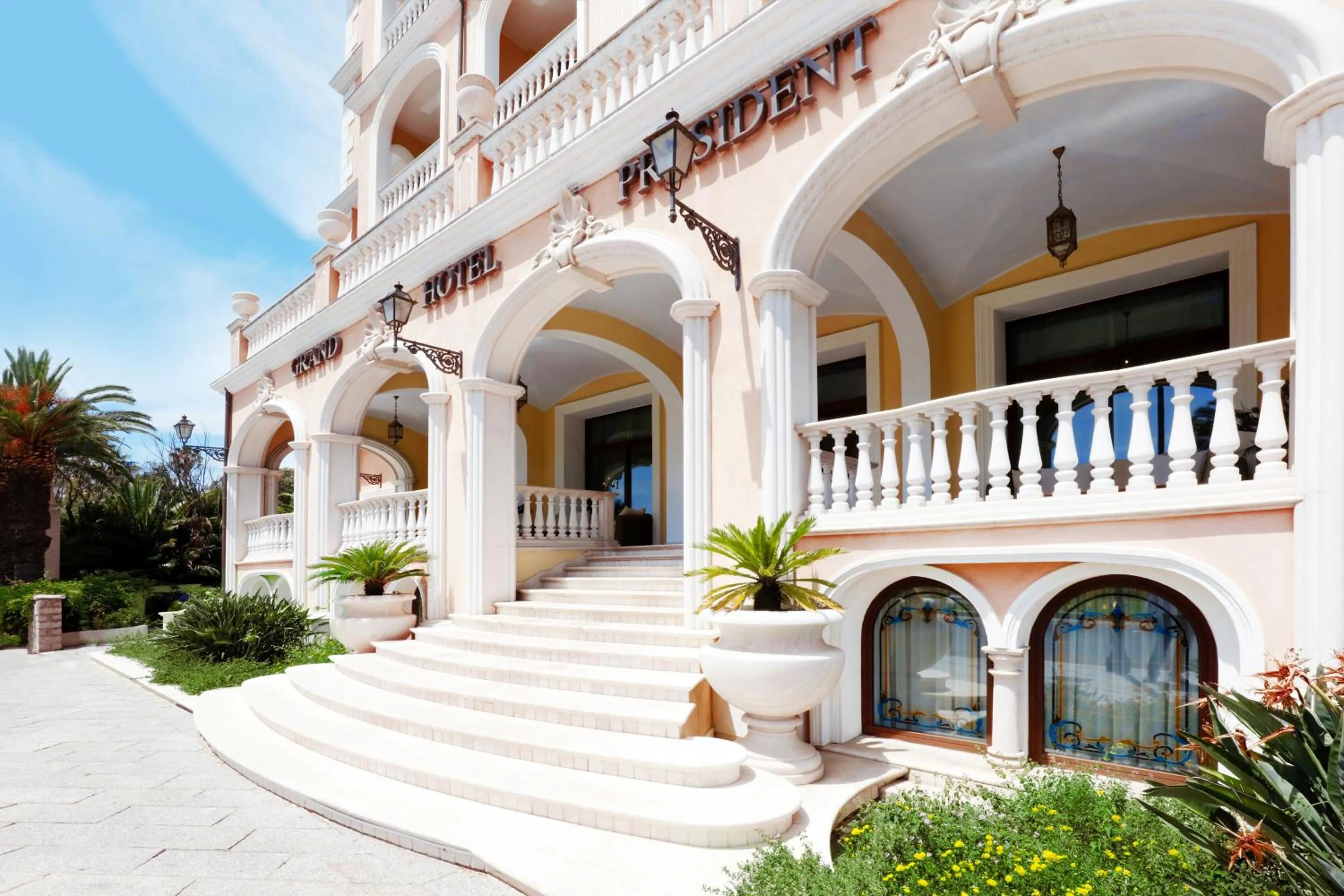 Facade/entrance in Grand Hotel President