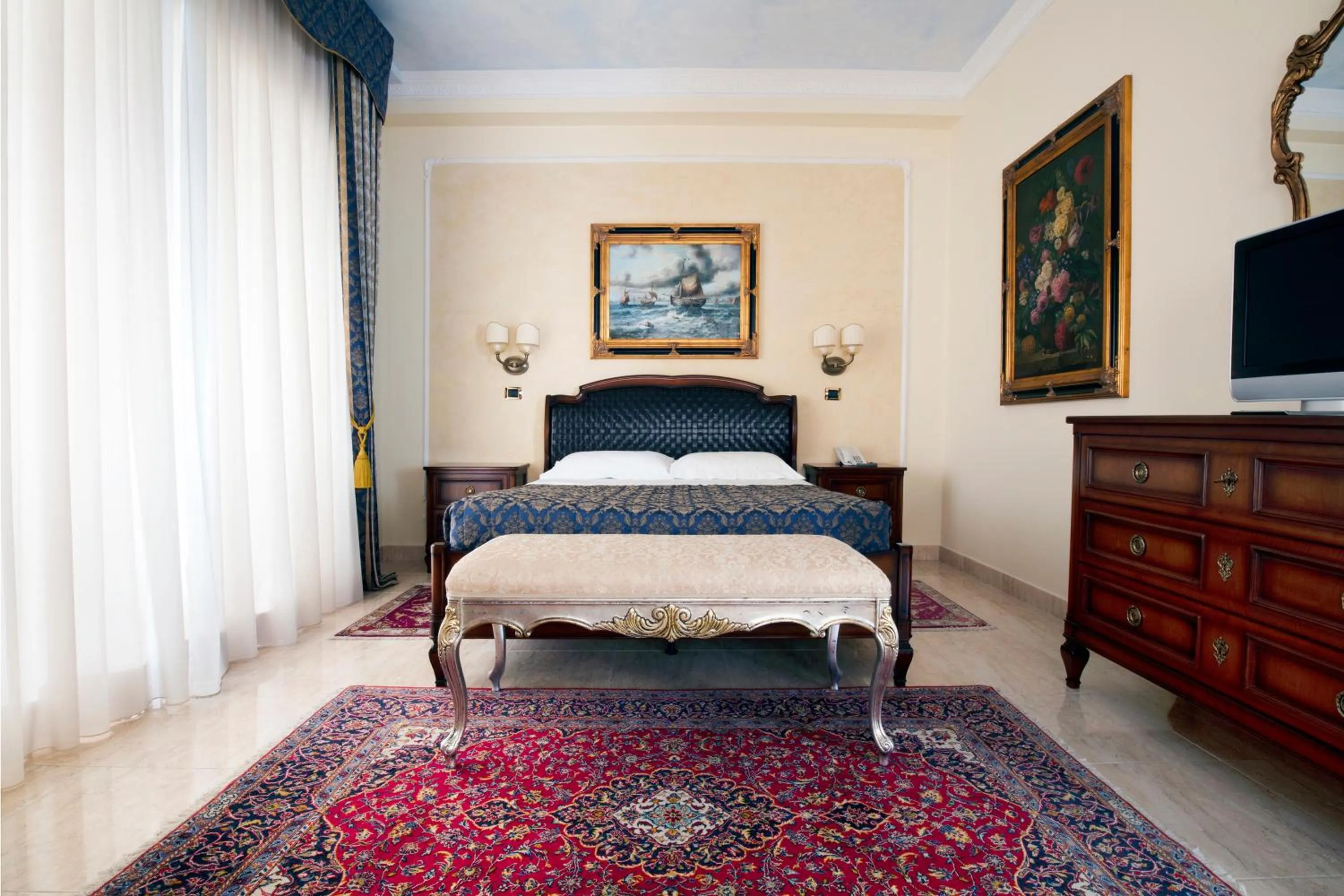 Bedroom, Bed in Grand Hotel President