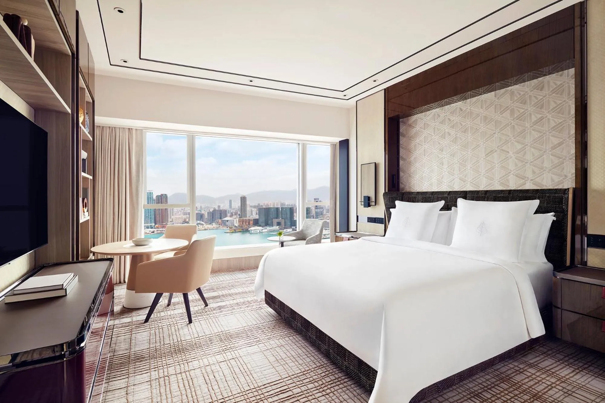 Bedroom, Bed in Four Seasons Hotel Hong Kong