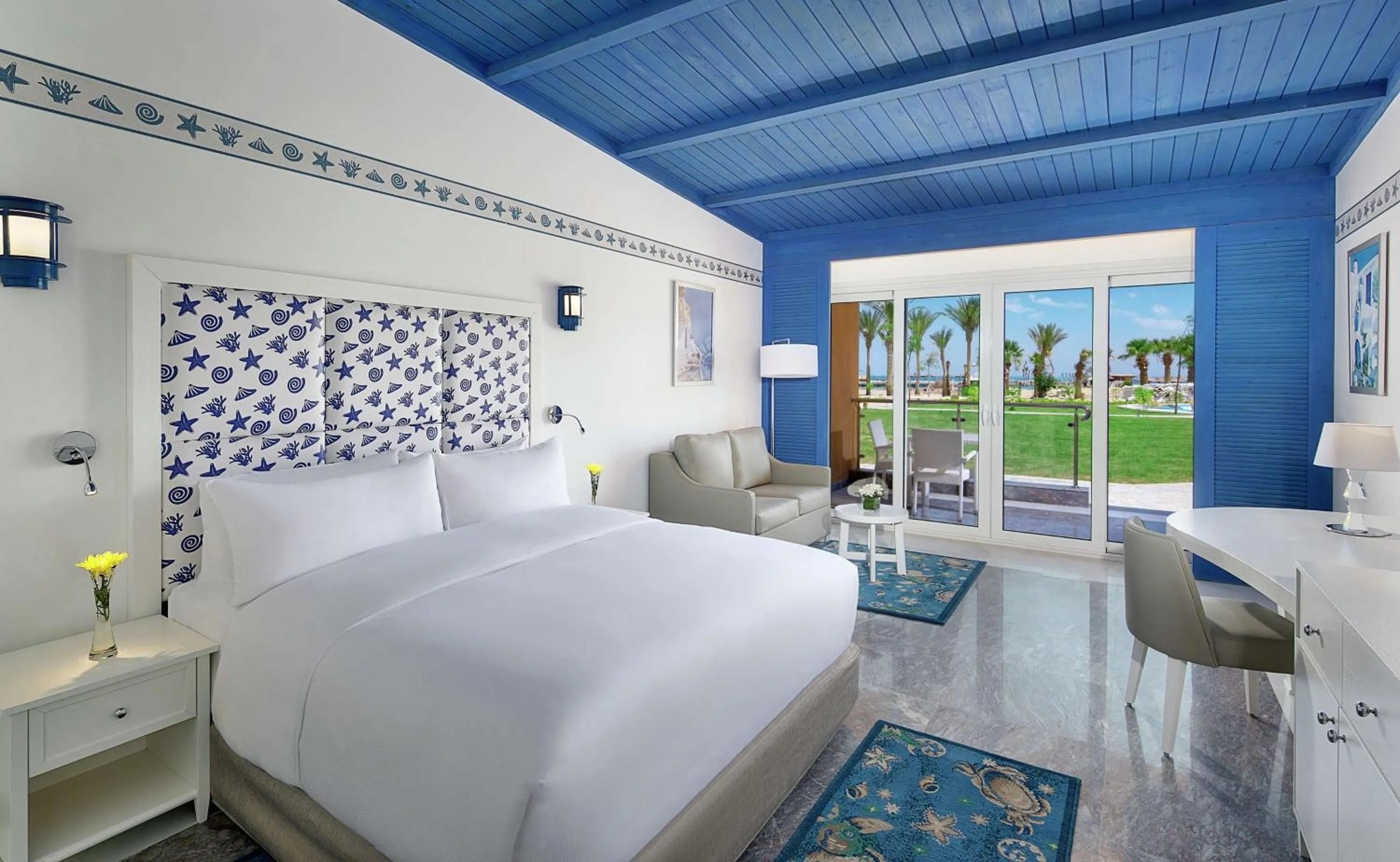 Seating area, Bed in Hilton Hurghada Plaza Hotel
