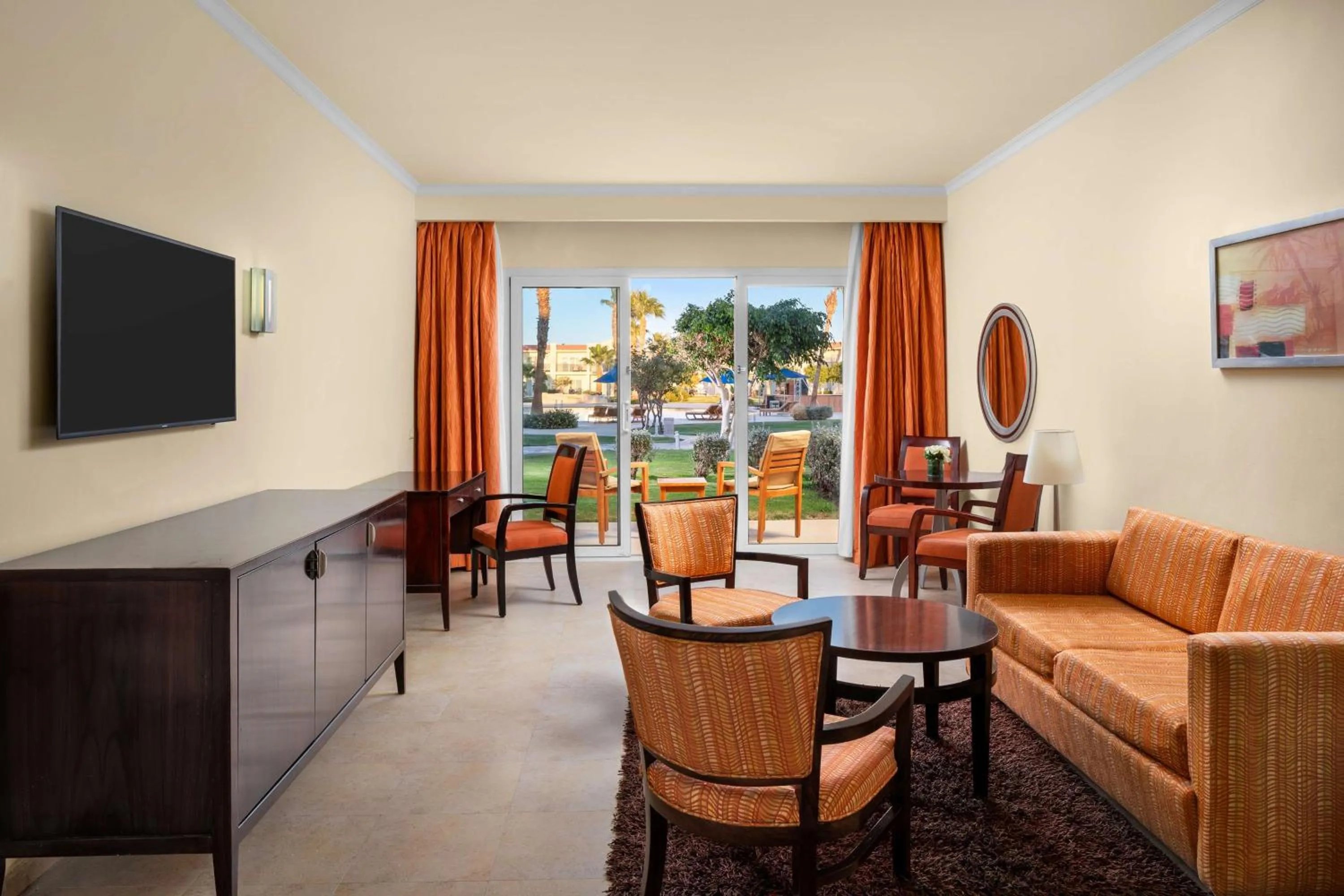 Mountainside Deluxe King Suite - single occupancy - Pool View in DoubleTree by Hilton Sharks Bay Resort