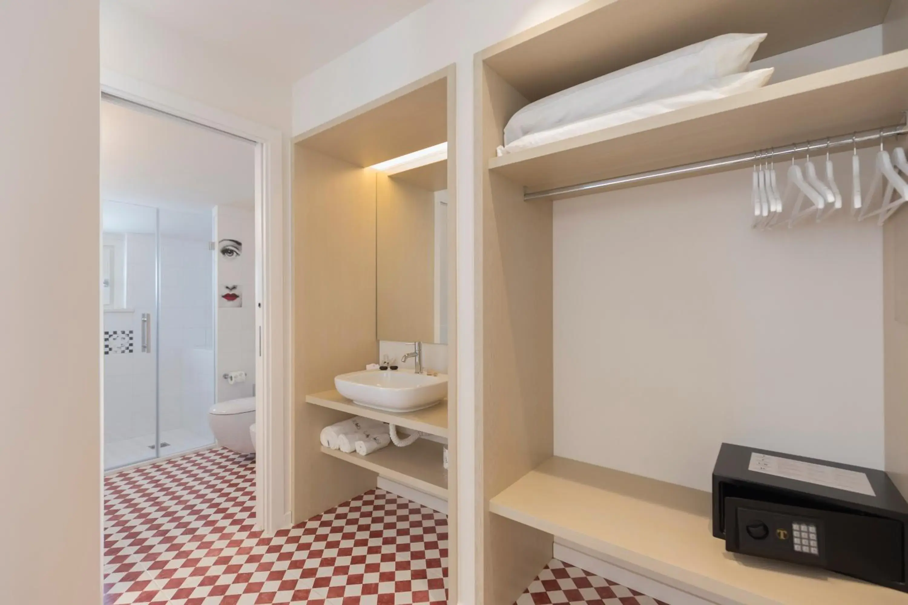 Bathroom in Suite Hotel L'Oasi di Riaci Bathroom in Suite Hotel L'Oasi di Riaci