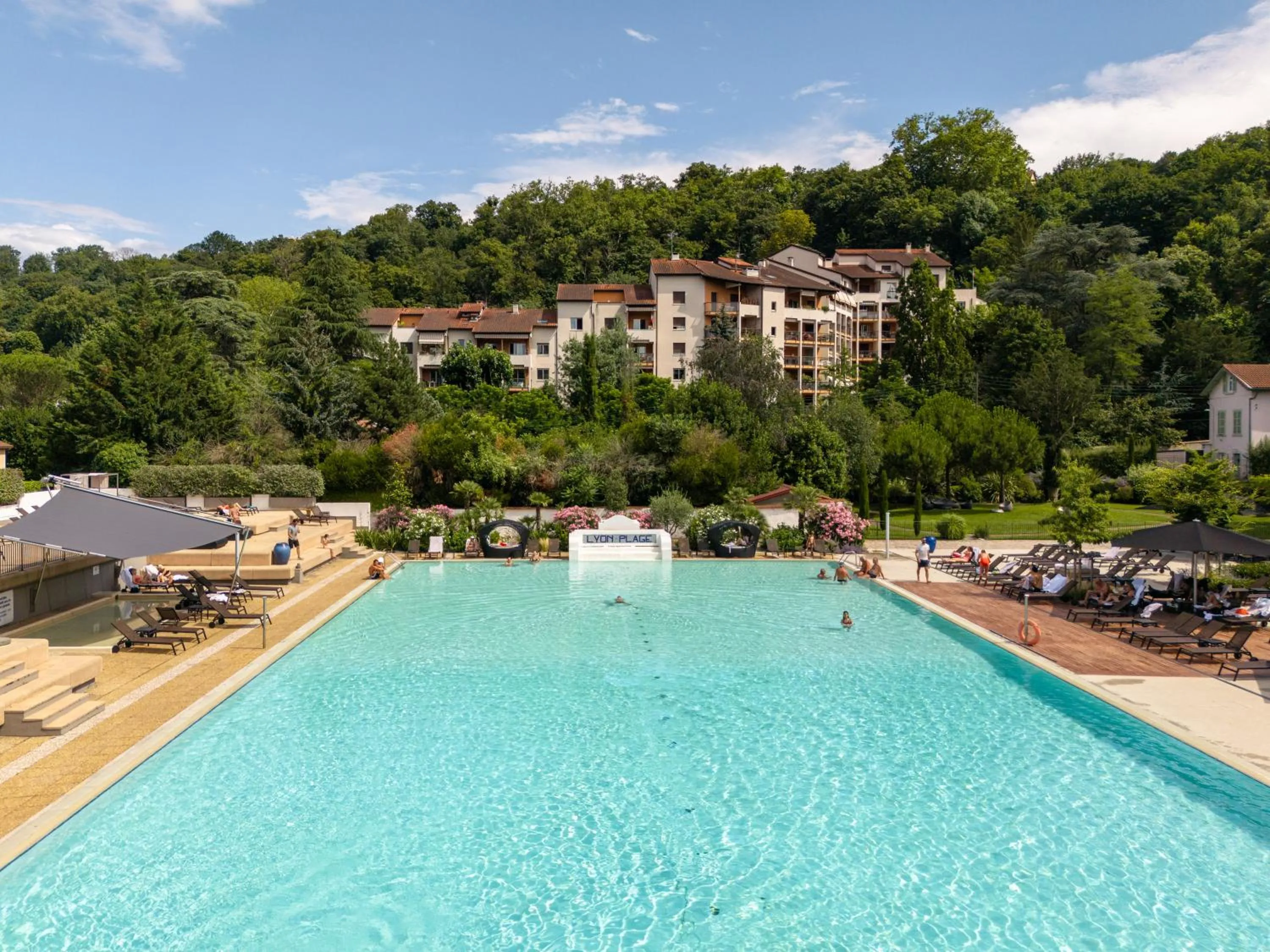 Swimming pool in Hôtel Lyon Métropole & Spa