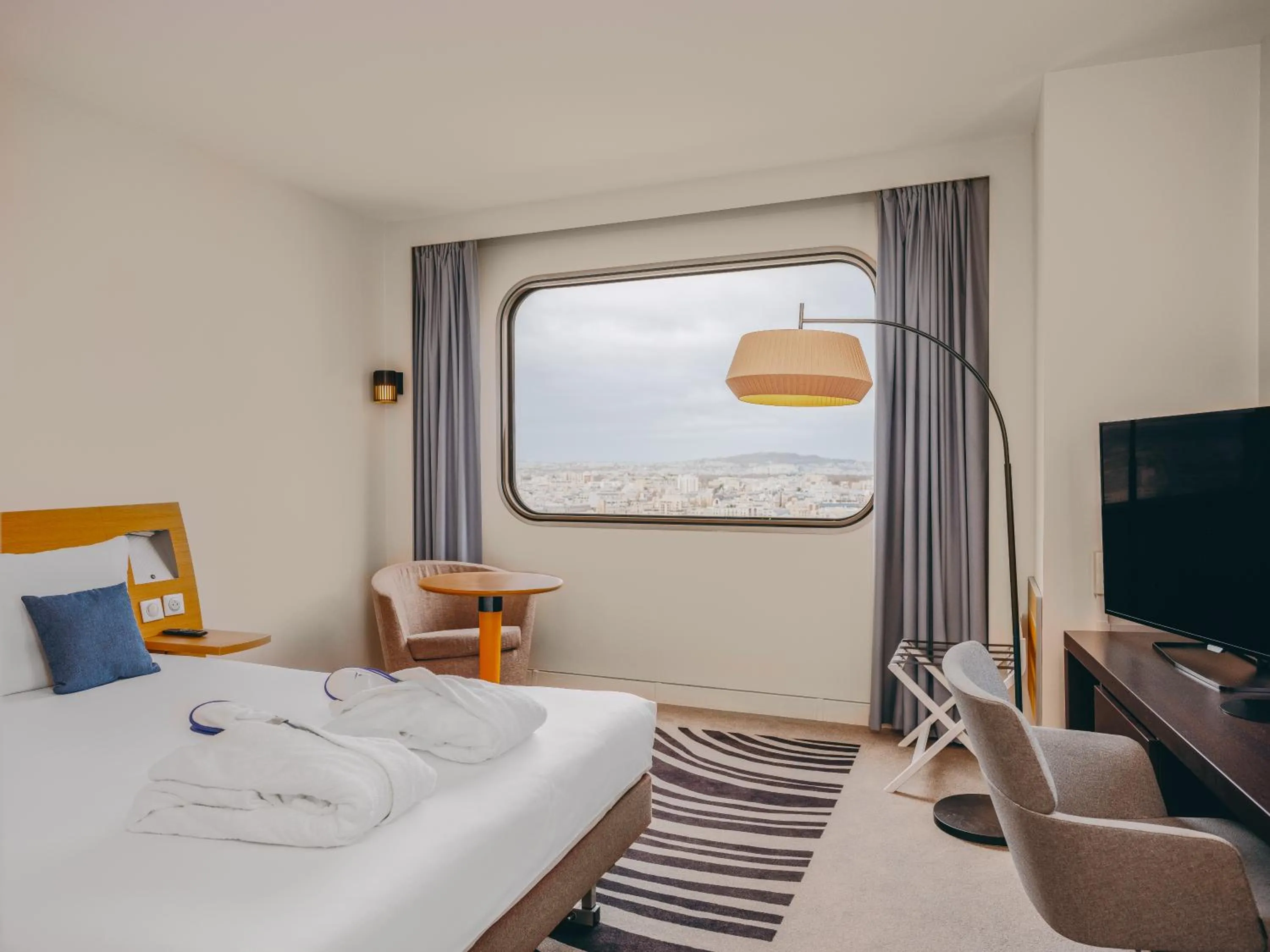 Bedroom, Bed in Novotel Paris Centre Tour Eiffel