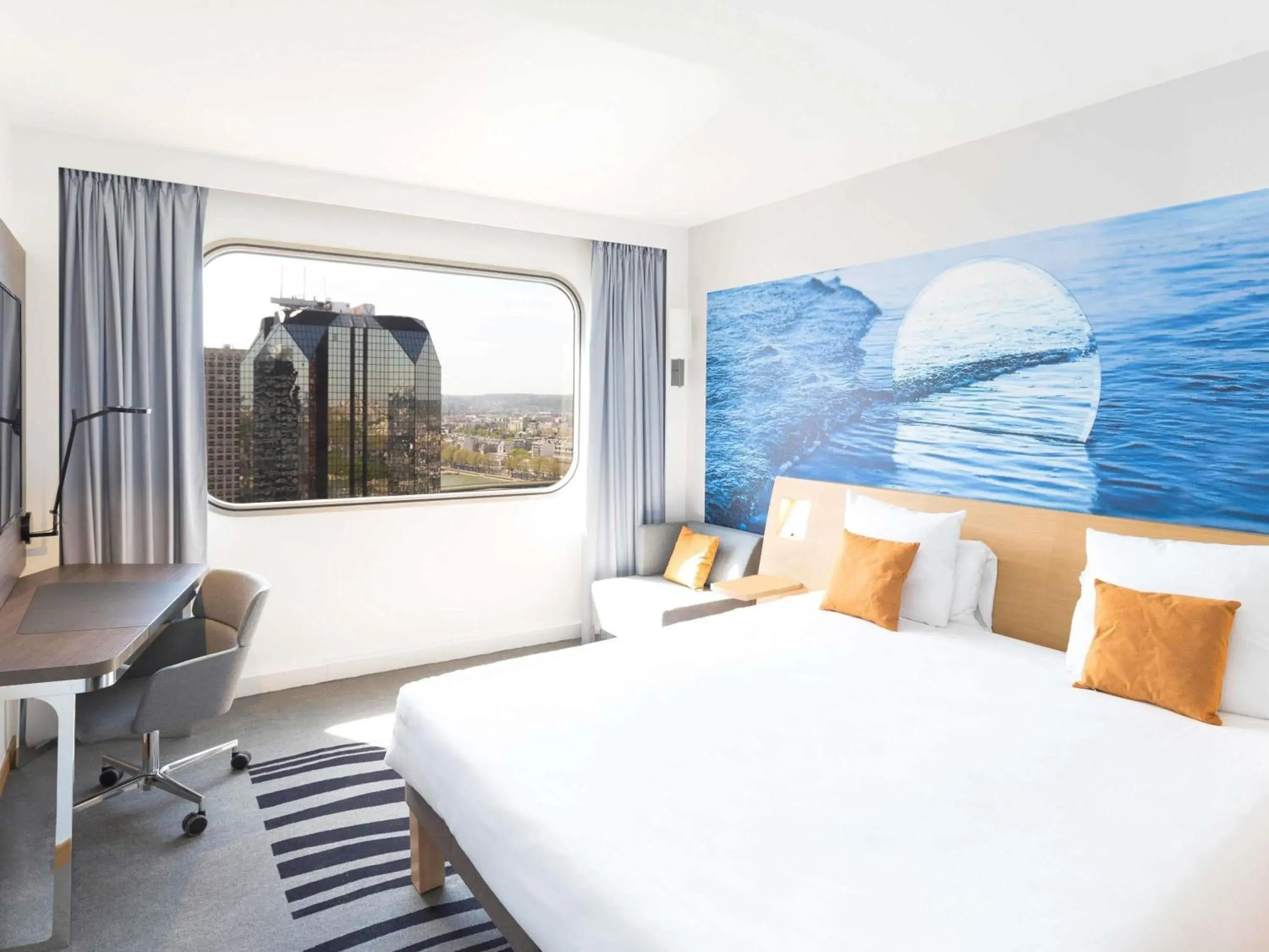 Property building, Bed in Novotel Paris Centre Tour Eiffel Property building, Bed in Novotel Paris Centre Tour Eiffel