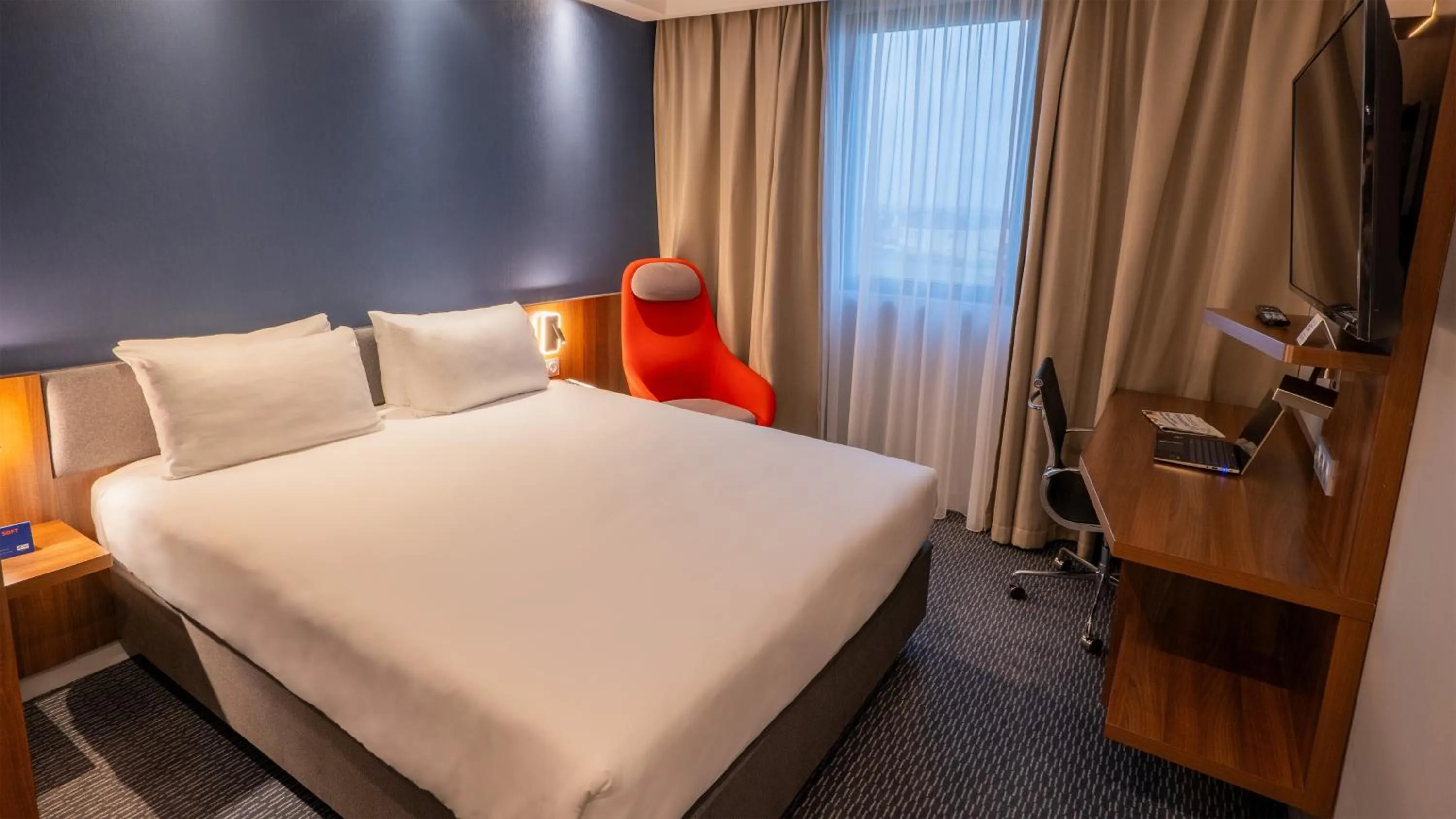 Photo of the whole room, Bed in Holiday Inn Express Dijon by IHG