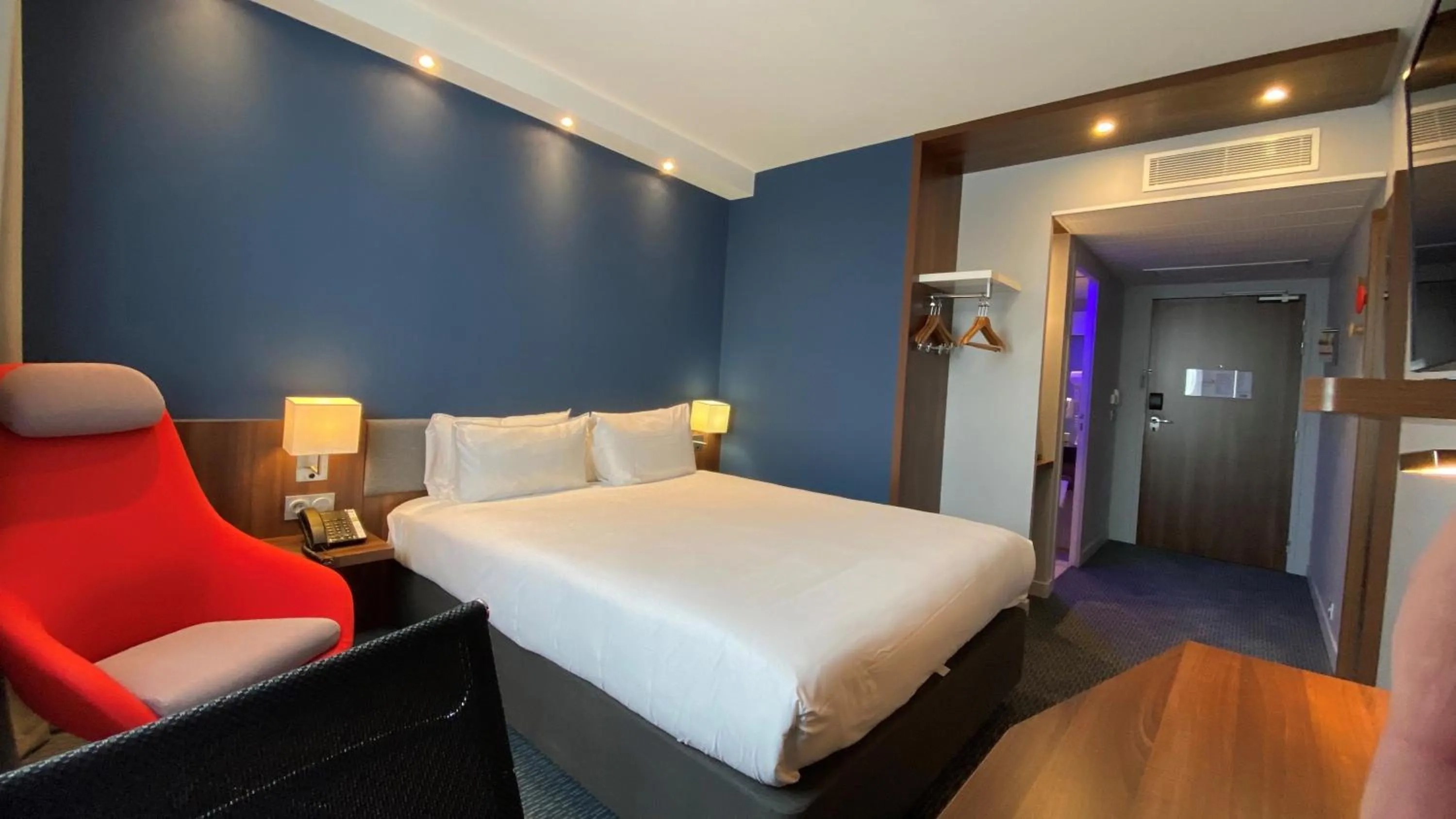 Photo of the whole room, Bed in Holiday Inn Express Dijon by IHG