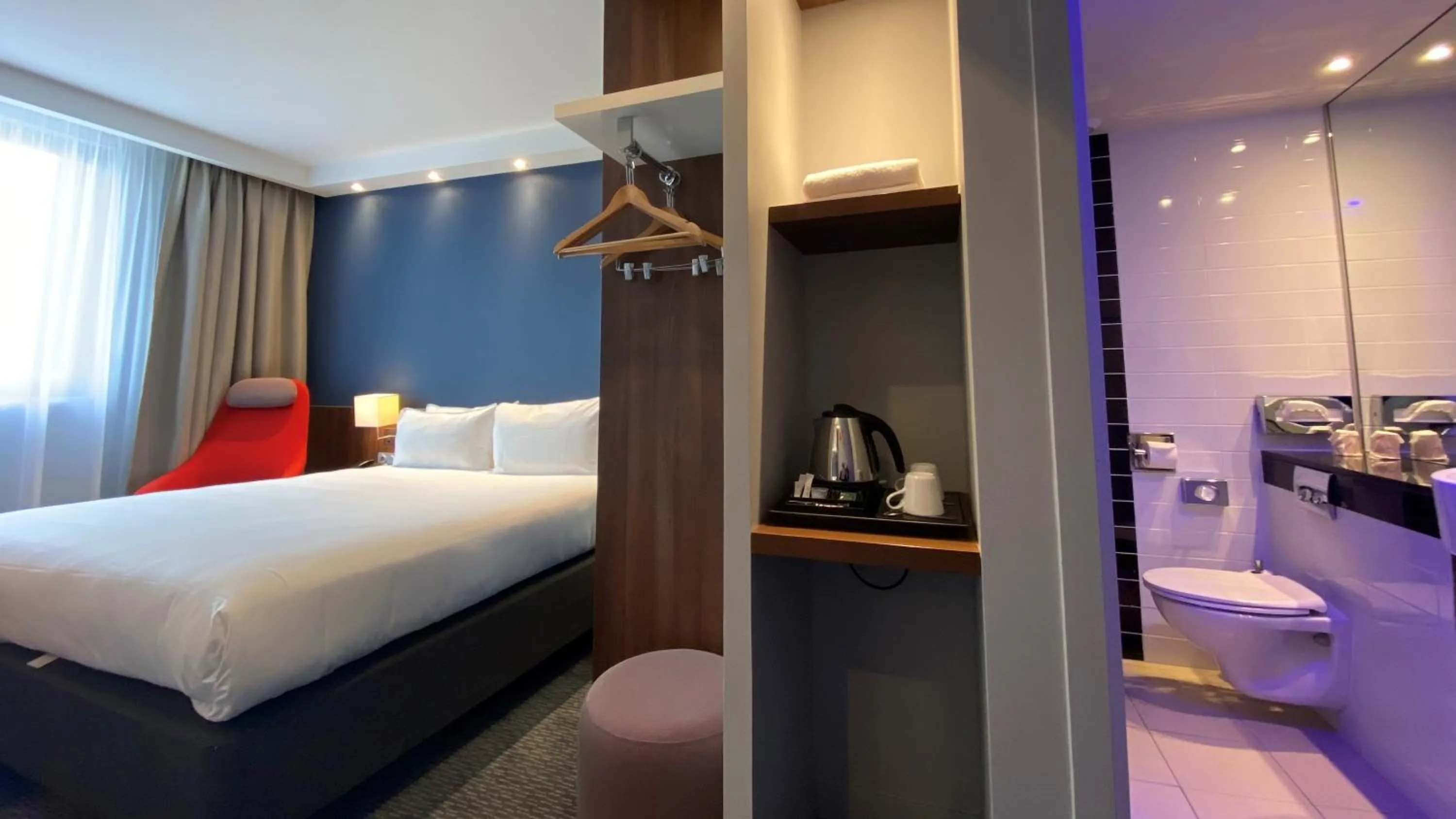 Photo of the whole room, Bed in Holiday Inn Express Dijon by IHG