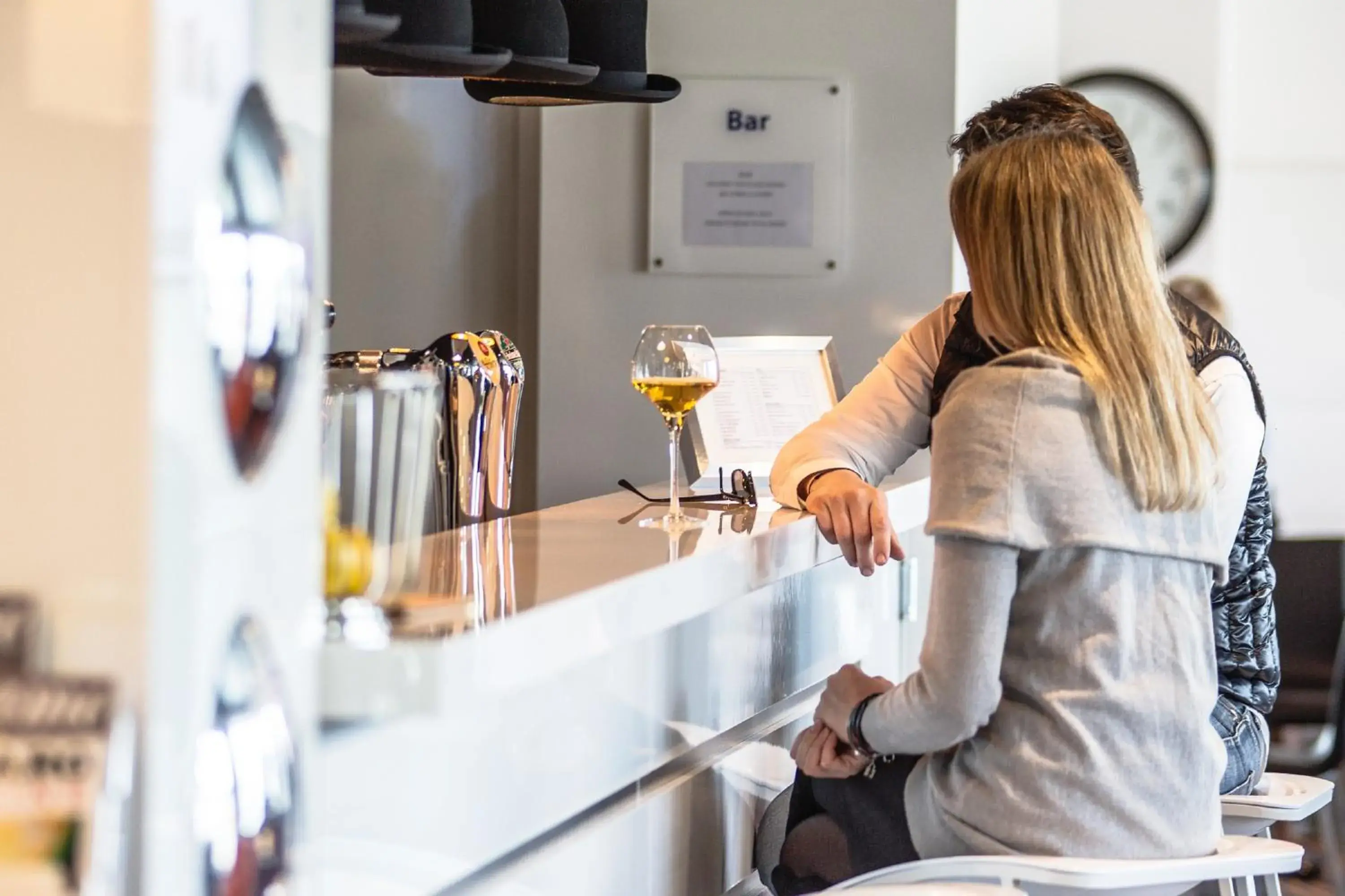 Lounge or bar in Holiday Inn Express Dijon by IHG Lounge or bar in Holiday Inn Express Dijon by IHG