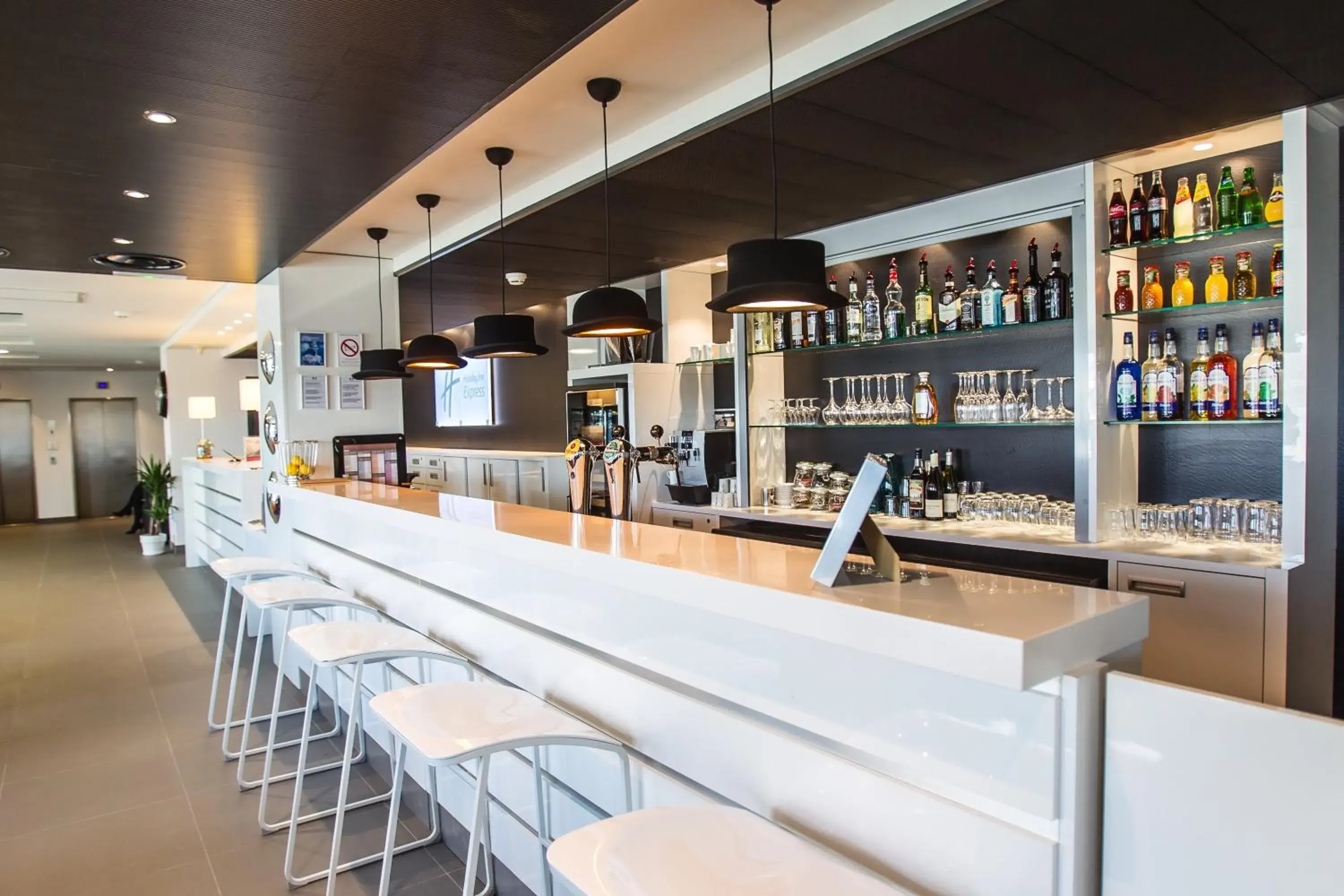Lounge or bar in Holiday Inn Express Dijon by IHG Lounge or bar in Holiday Inn Express Dijon by IHG