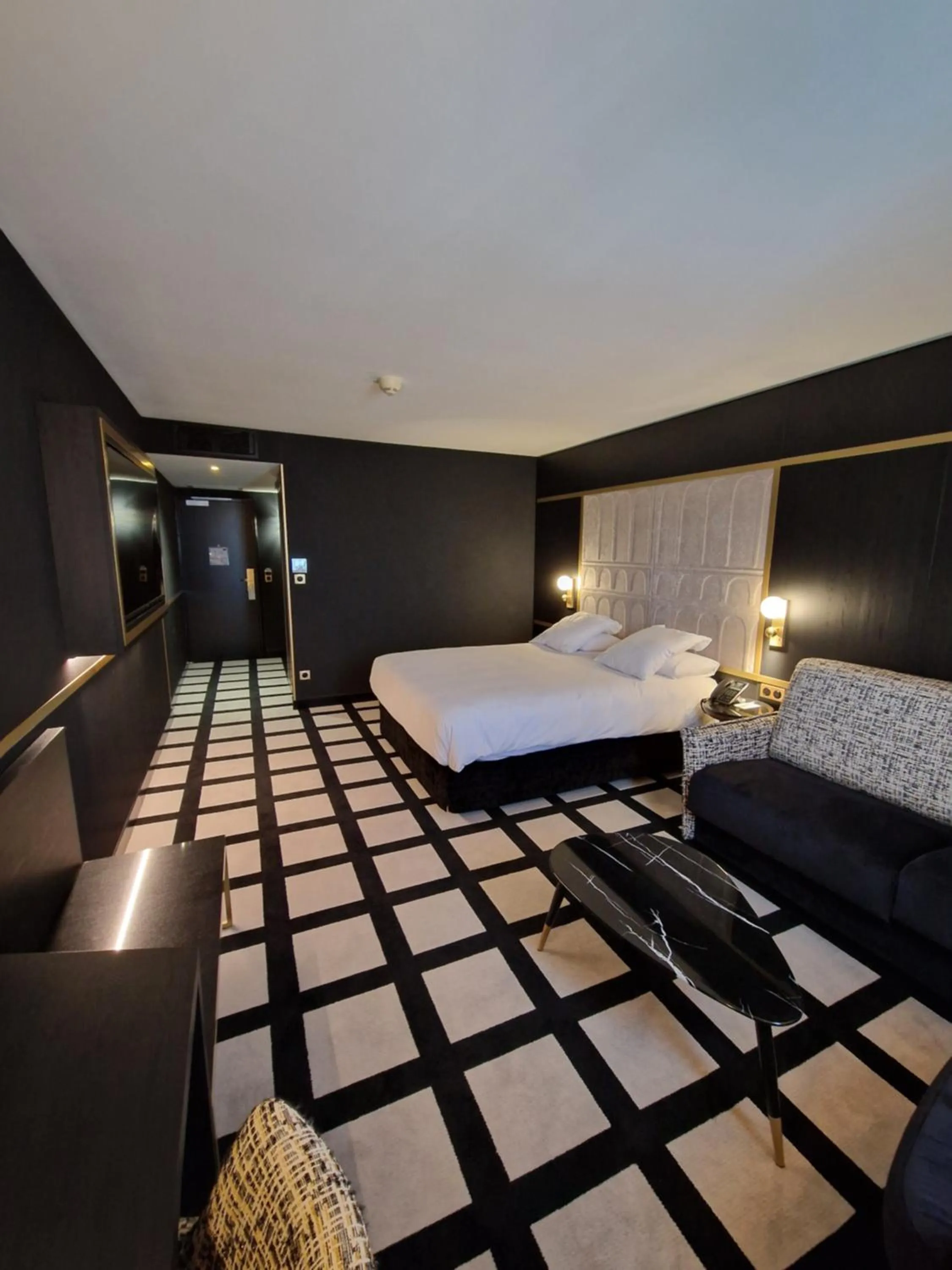 Bedroom, Bed in Mercure Orléans Centre Bords de Loire