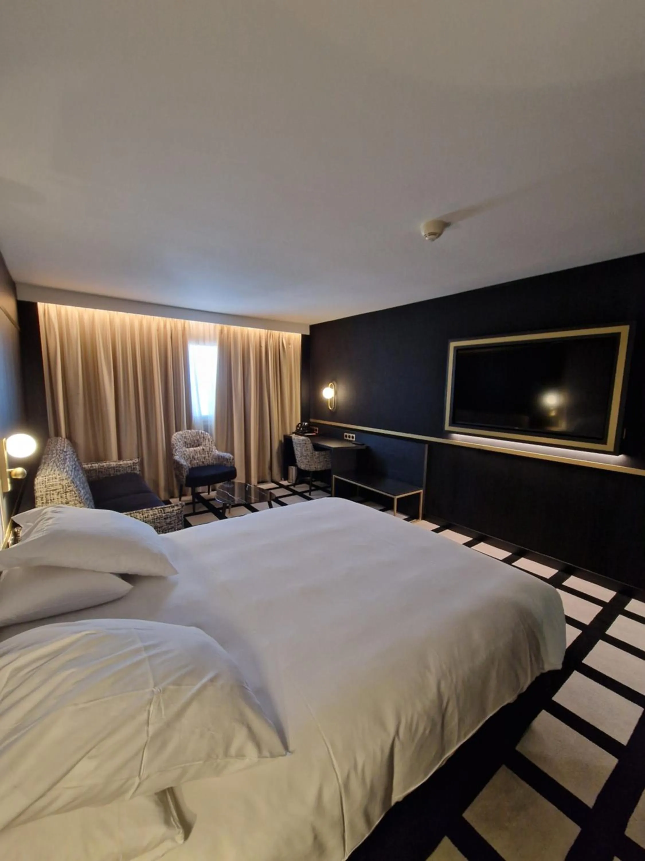 Bedroom, Bed in Mercure Orléans Centre Bords de Loire