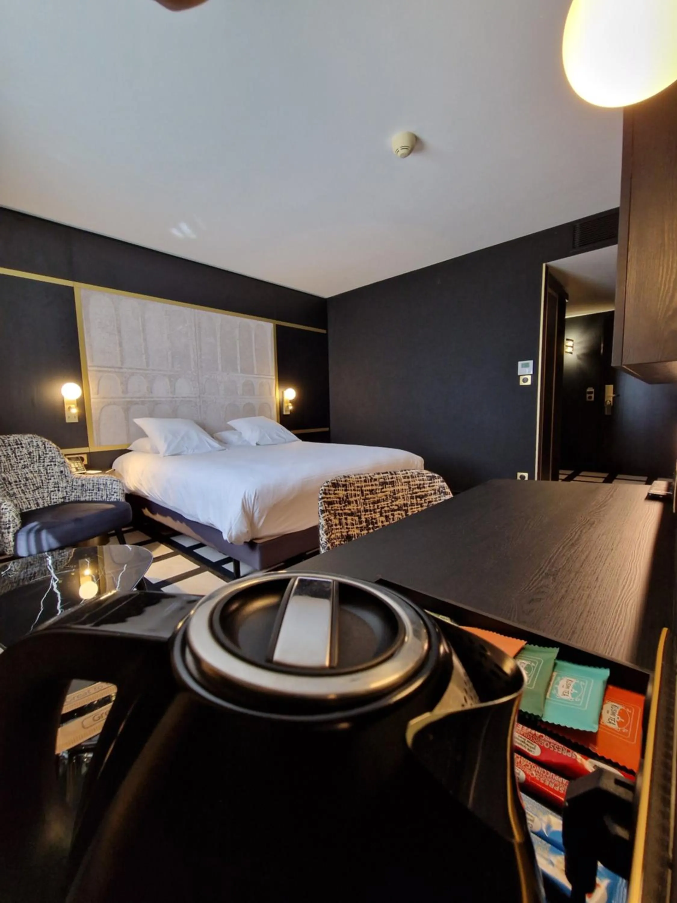 Bedroom, Bed in Mercure Orléans Centre Bords de Loire