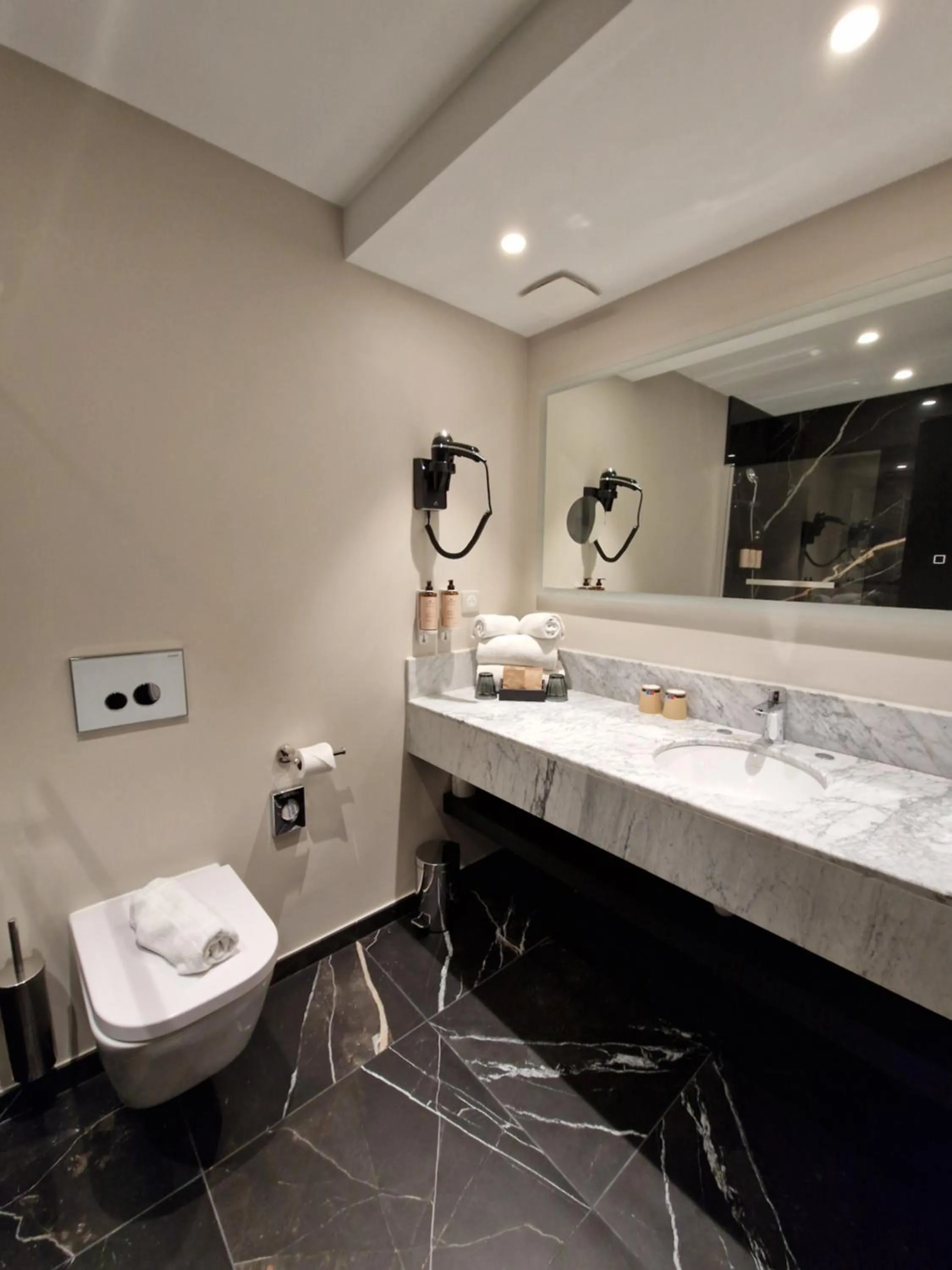 Bathroom in Mercure Orléans Centre Bords de Loire