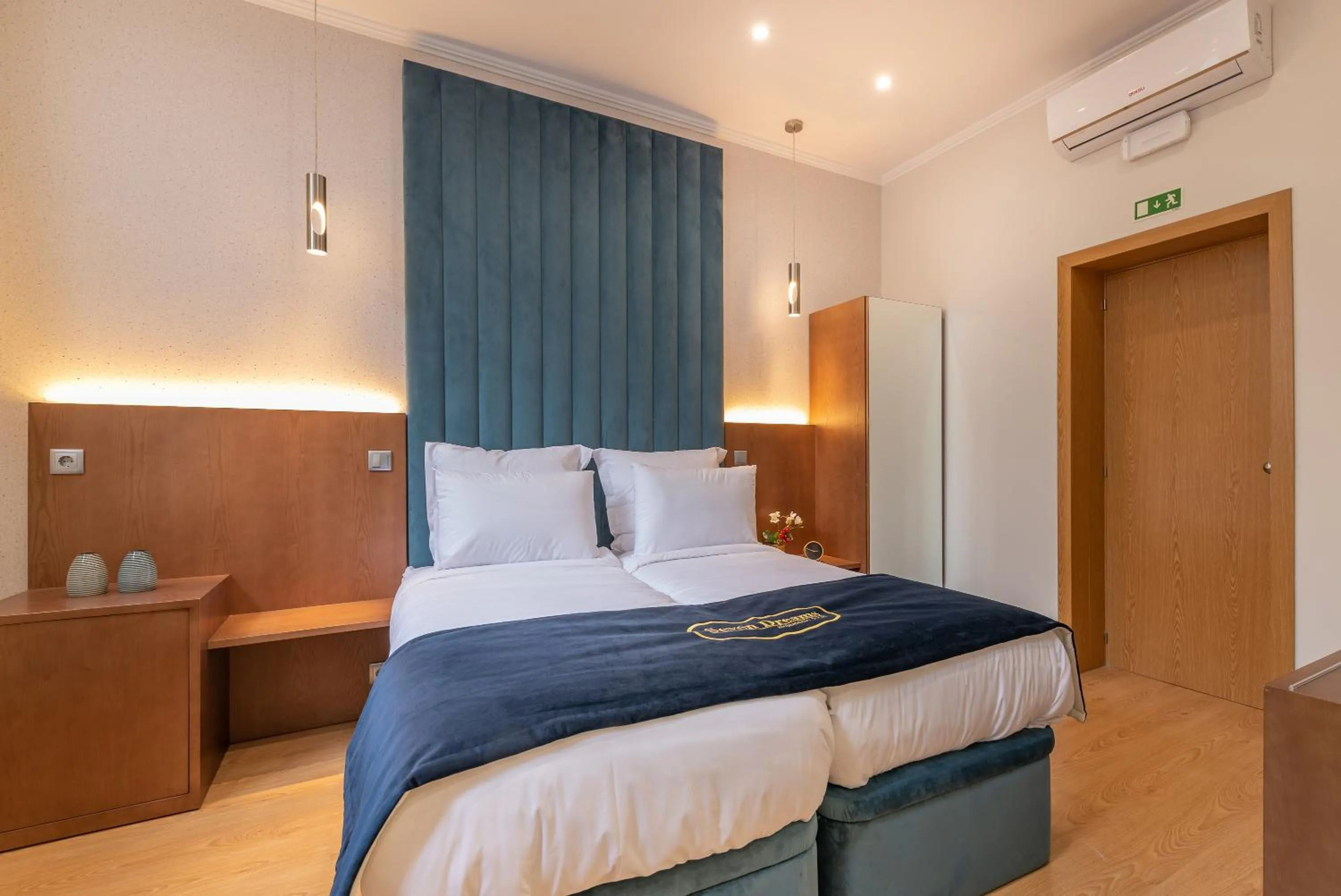 Photo of the whole room, Bed in Seven Dreams Suites