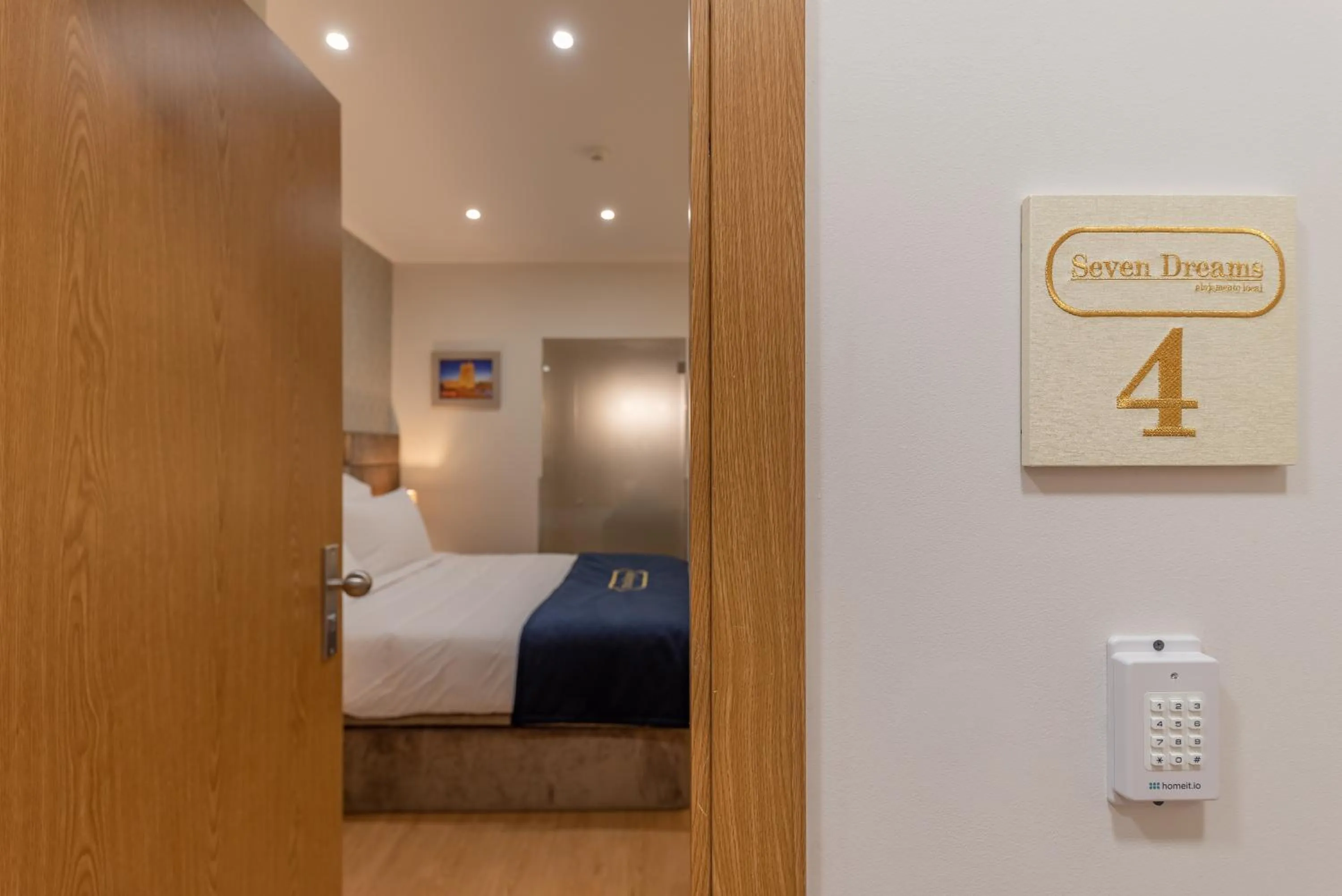 Standard Double or Twin Room - Interior 4 in Seven Dreams Suites