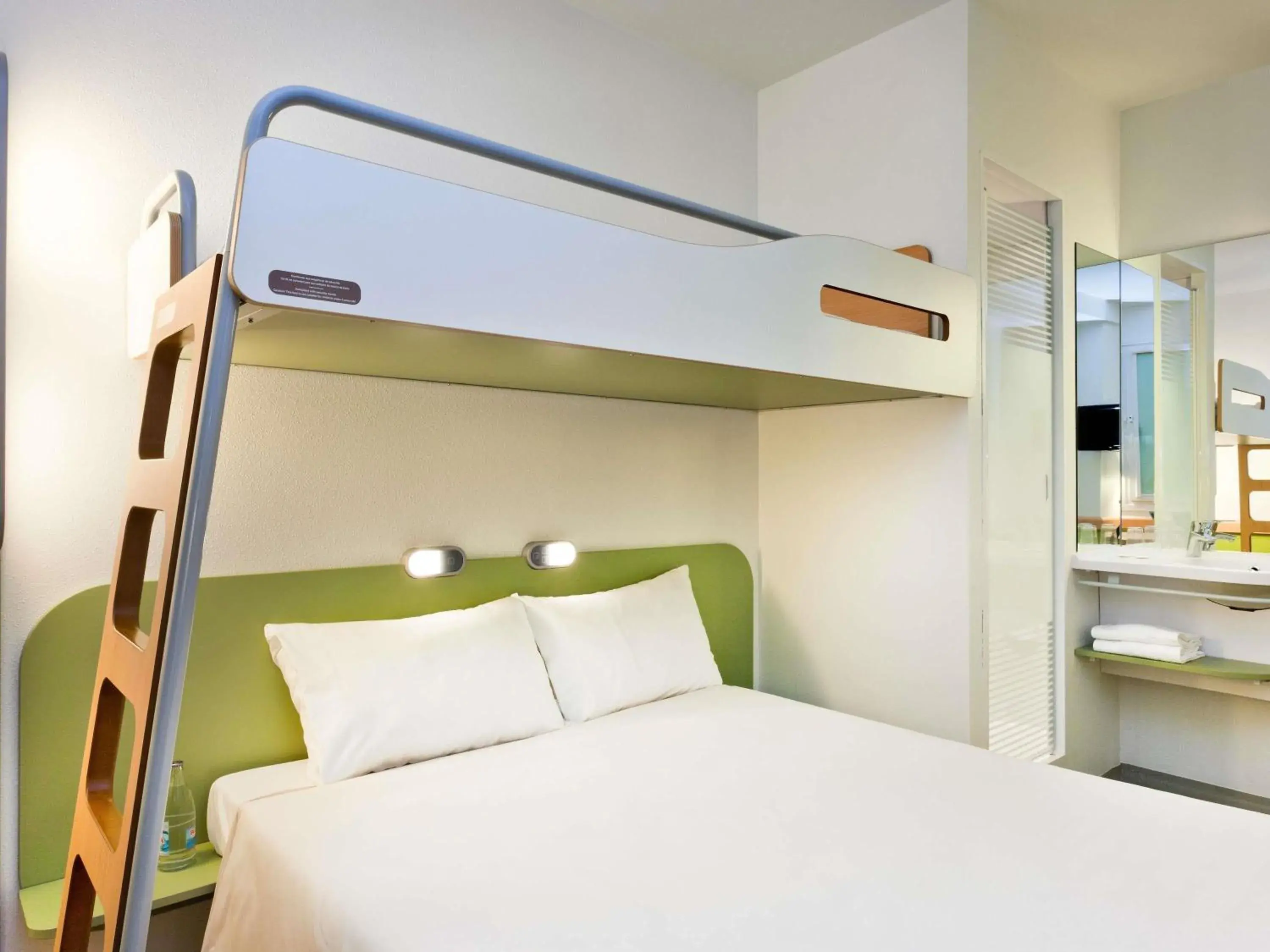 Property building, Bed in ibis budget Dijon Saint Apollinaire Property building, Bed in ibis budget Dijon Saint Apollinaire