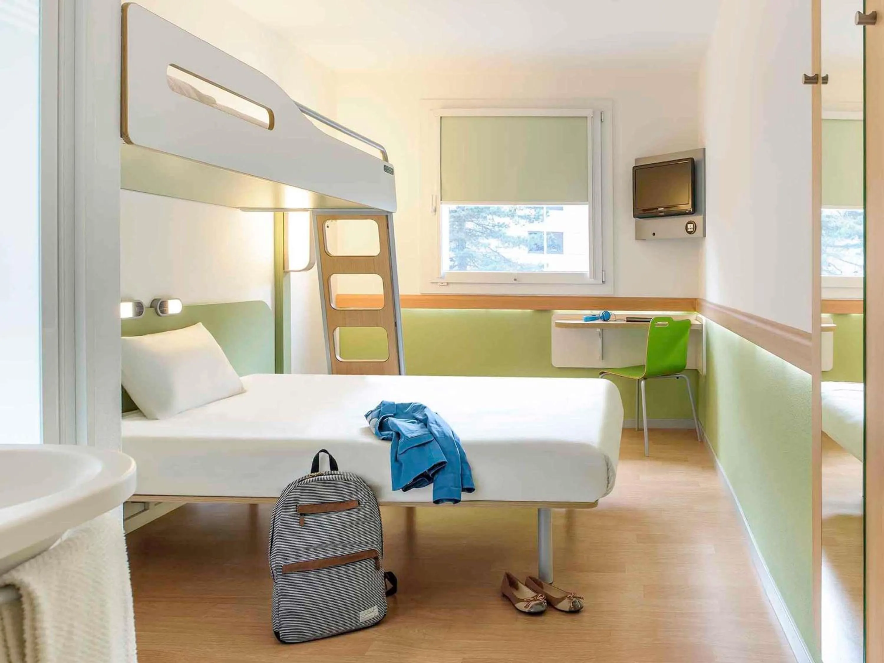 Bedroom, Bed in ibis budget Dijon Saint Apollinaire