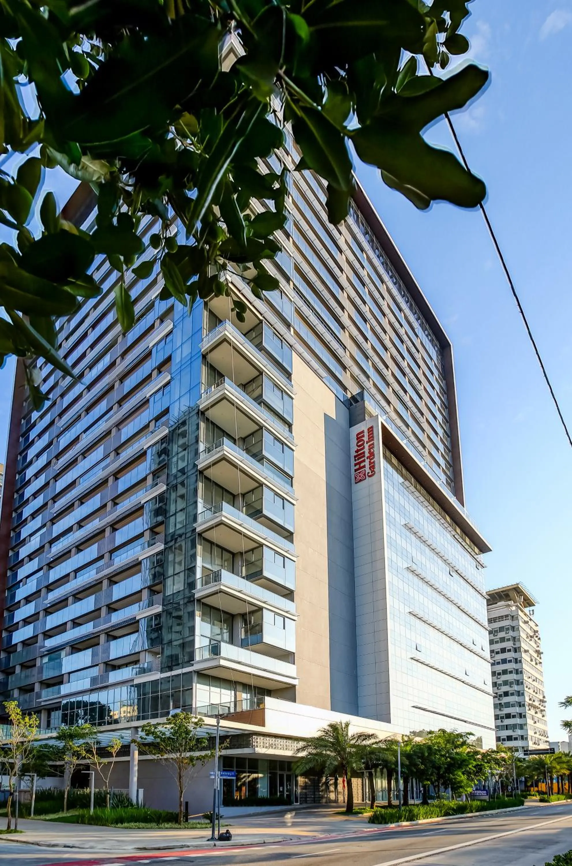 Property building in Hilton Garden Inn Rebouças