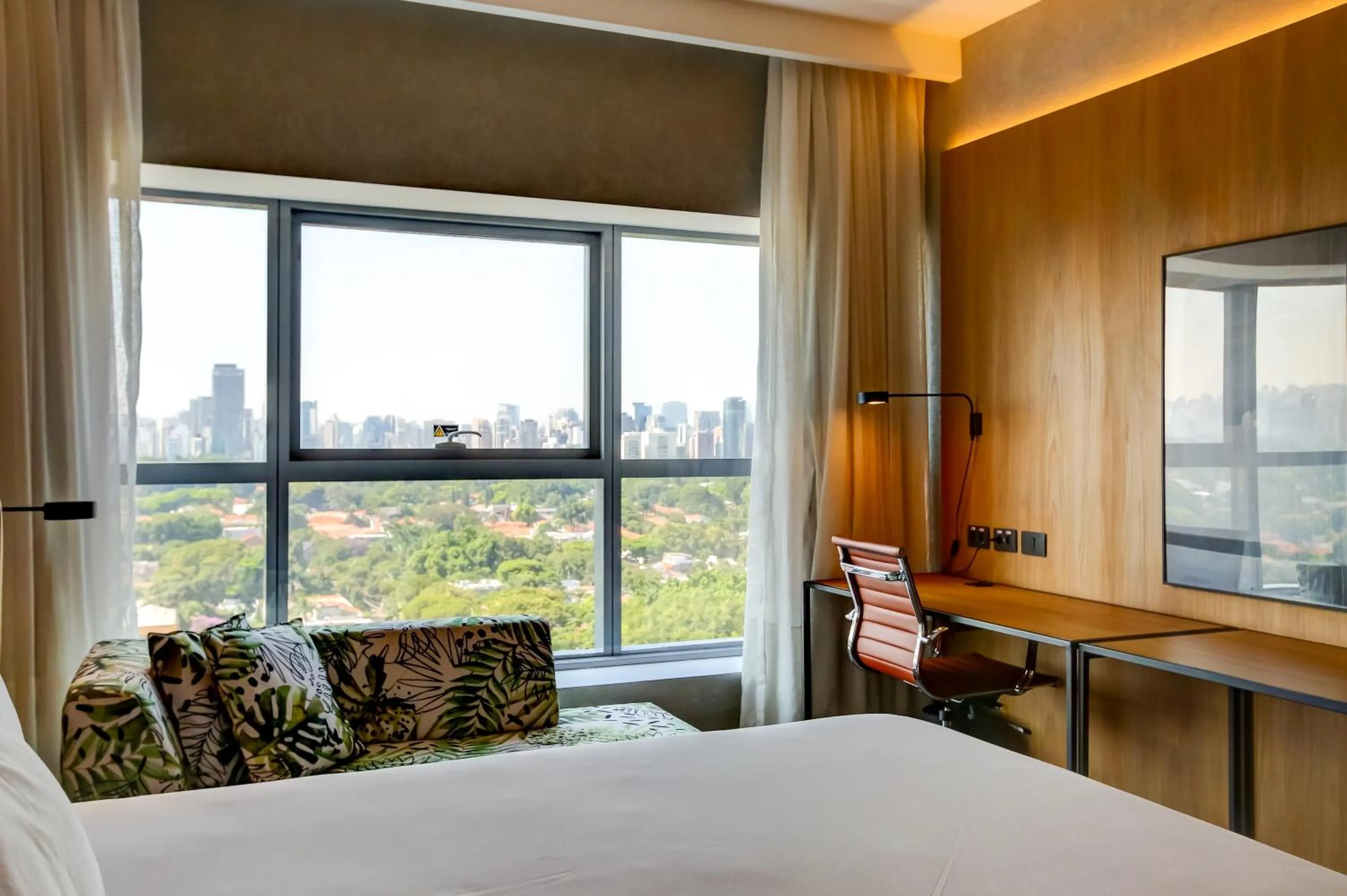 View (from property/room), Bed in Hilton Garden Inn Rebouças