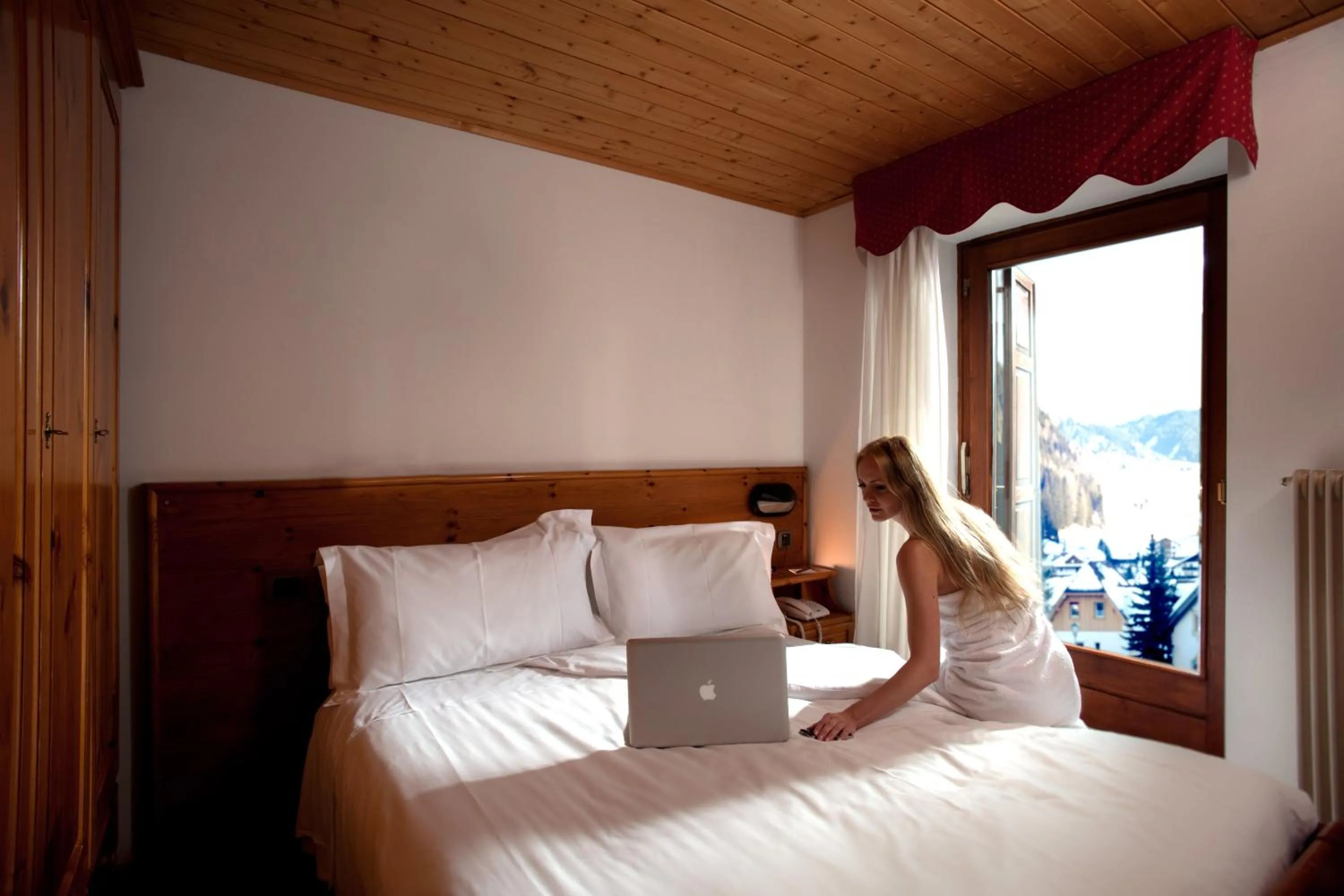 Bedroom, Bed in Hotel Miramonti Corvara