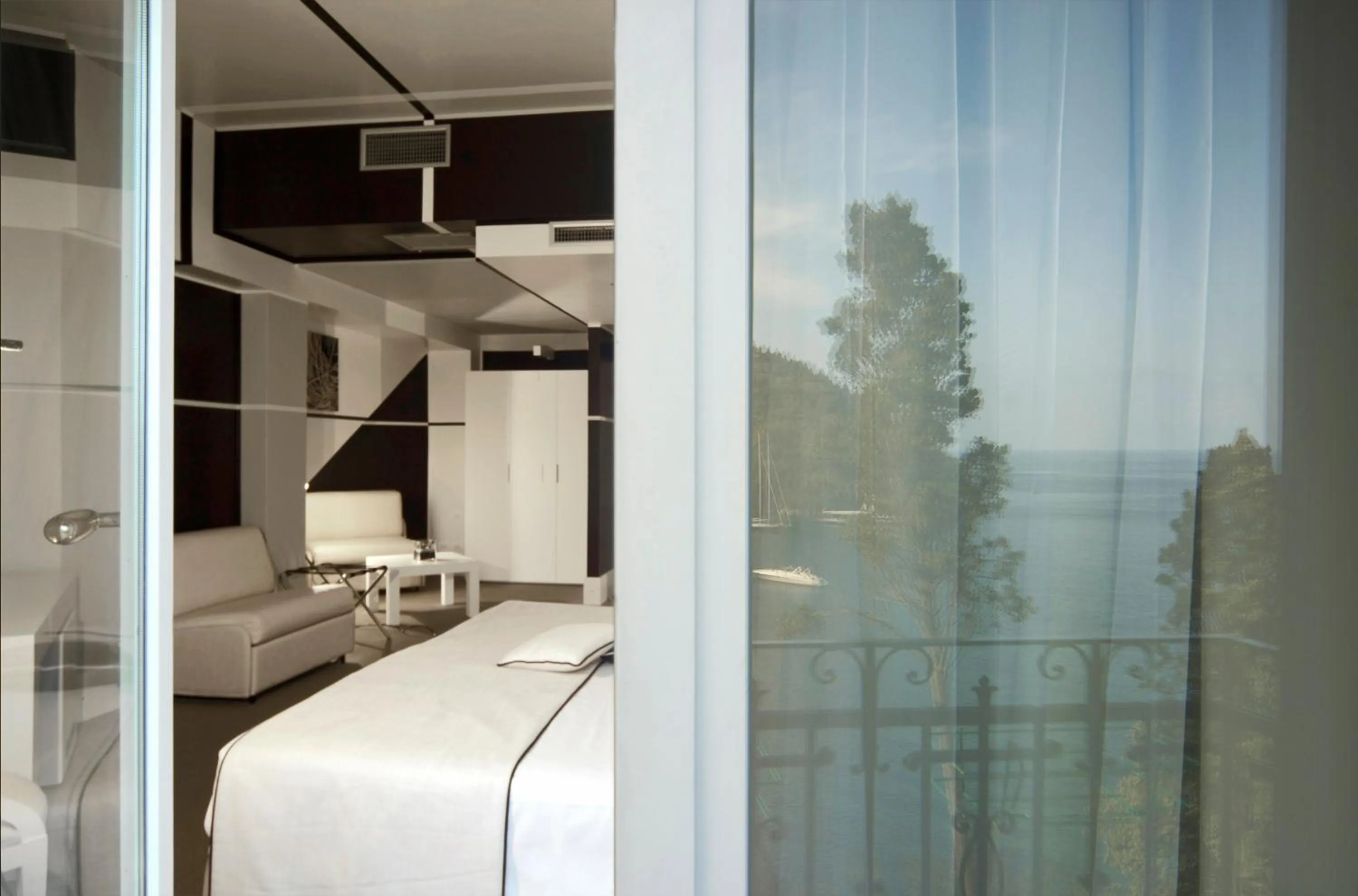 View (from property/room), Bed in Hotel Piccolo Portofino
