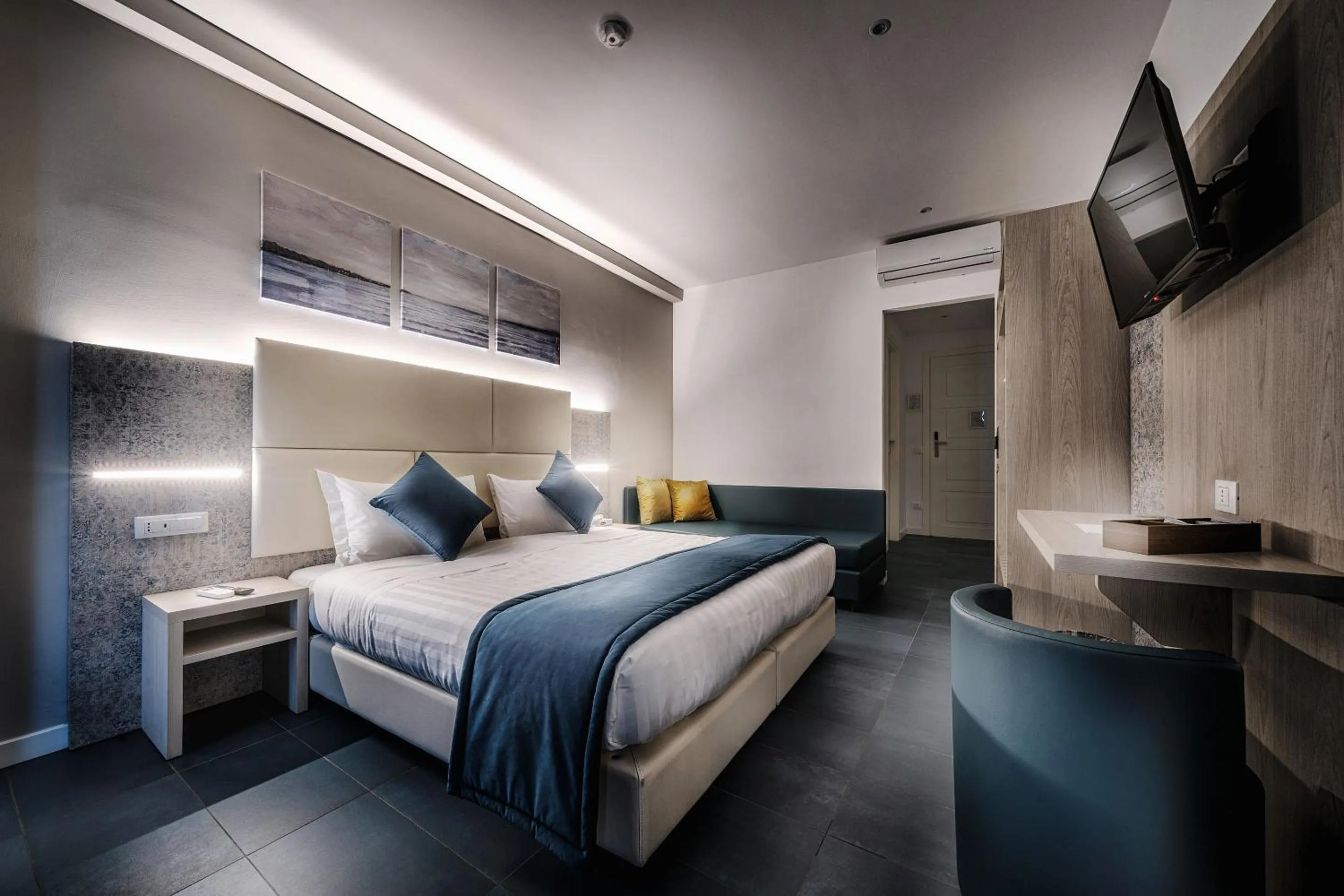 Classic Triple Room in Suite Blue Style