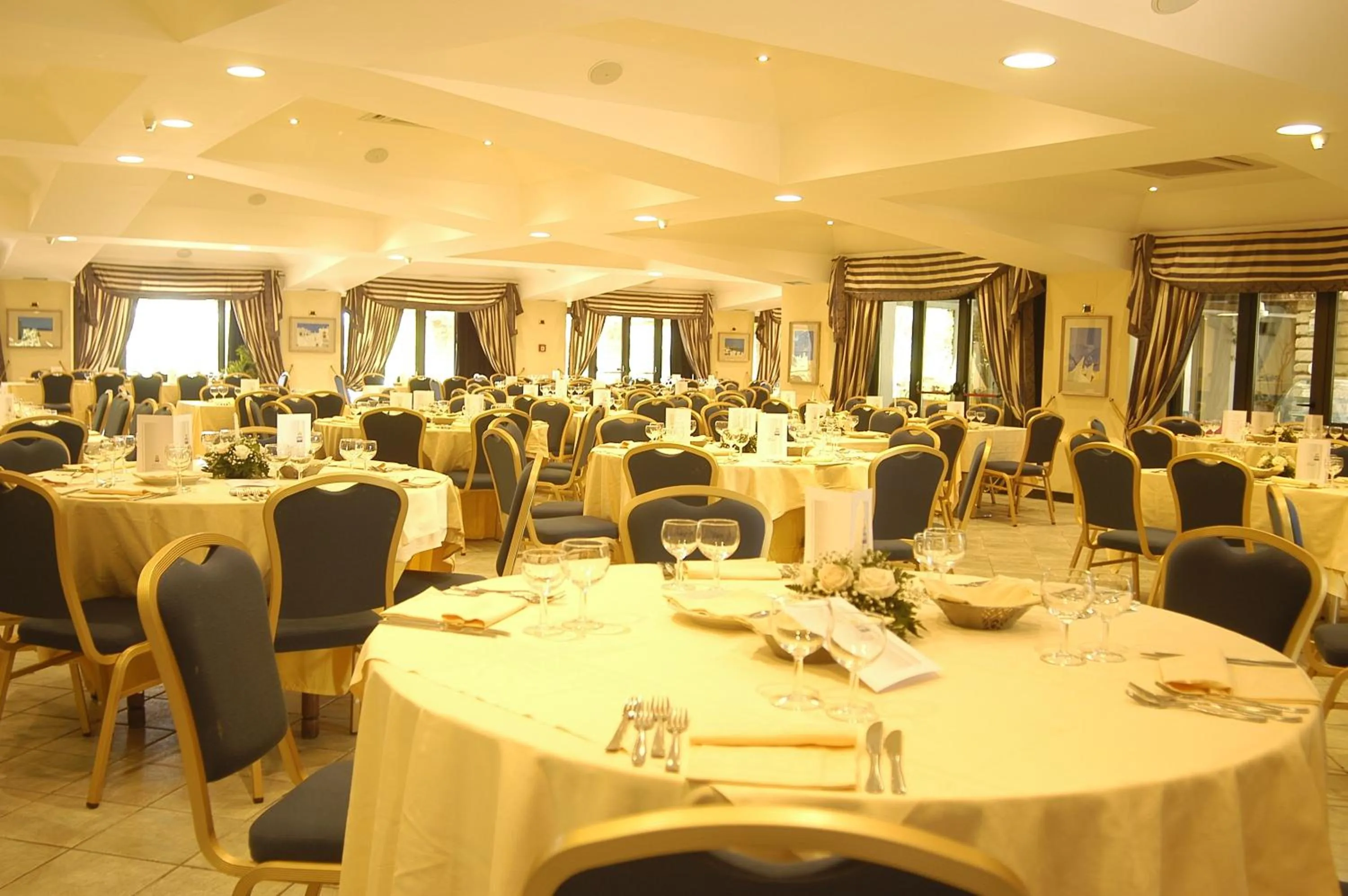 Restaurant/places to eat in Marina Club Hotel