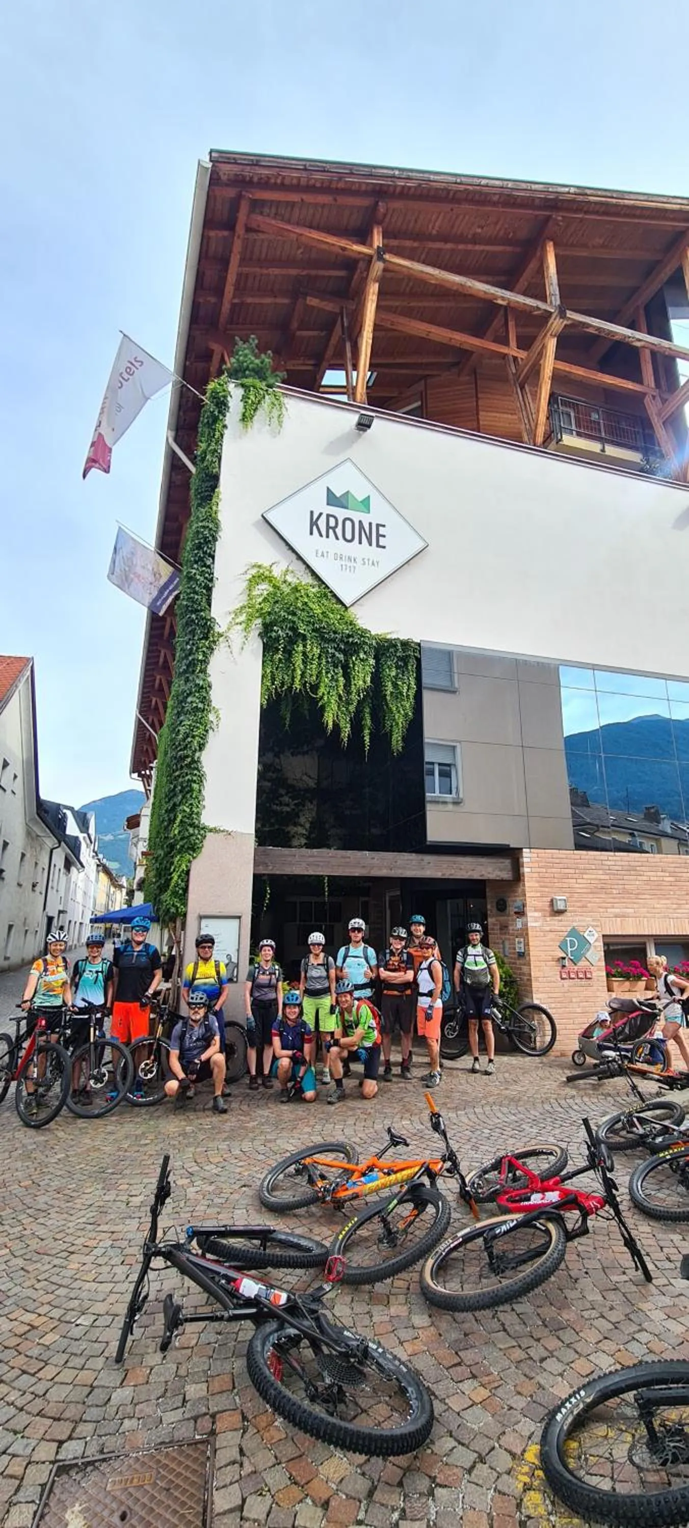 KRONE eat drink stay