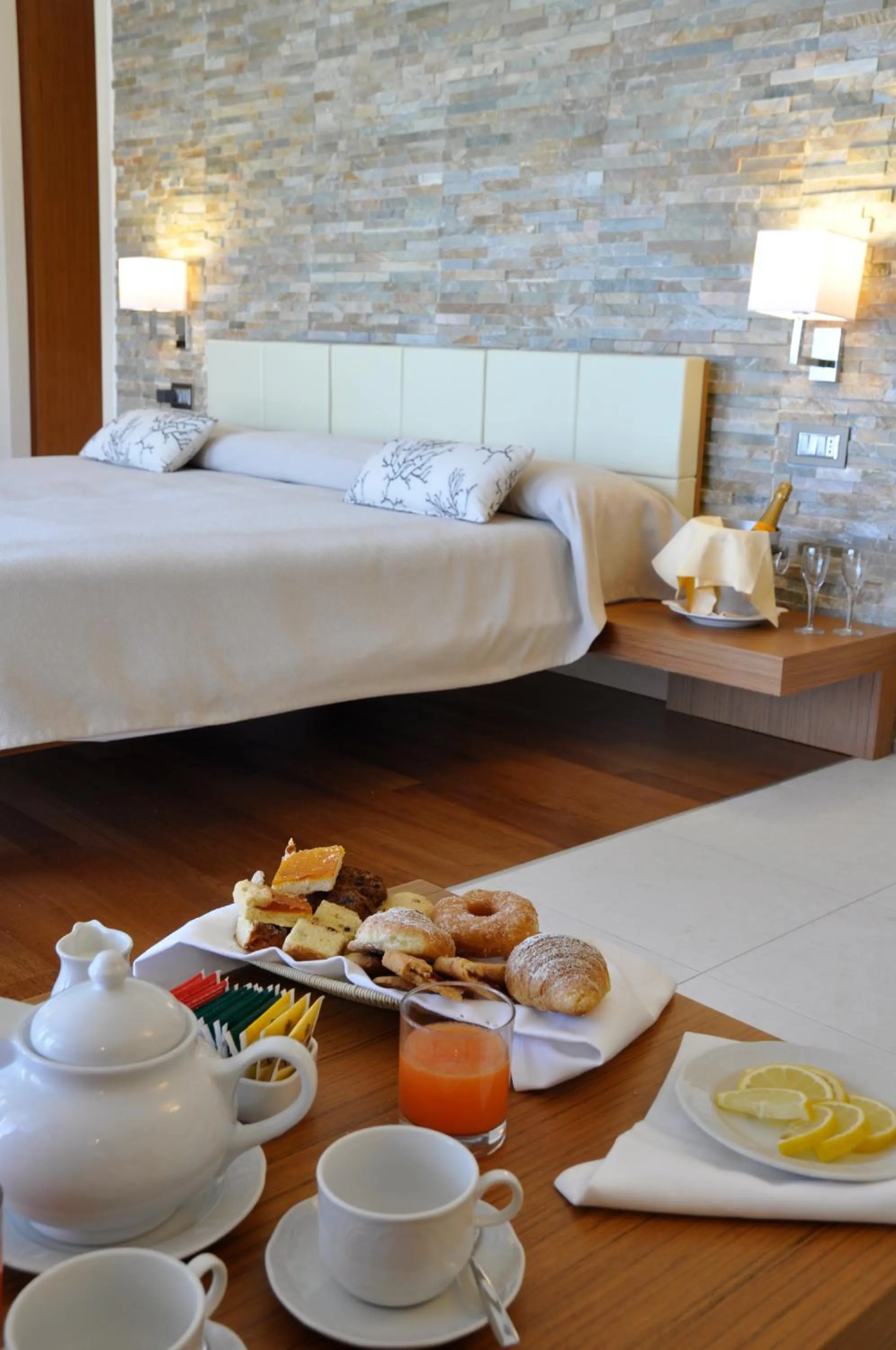 Deluxe Suite with Sea View in Pugnochiuso Resort Hotel del Faro