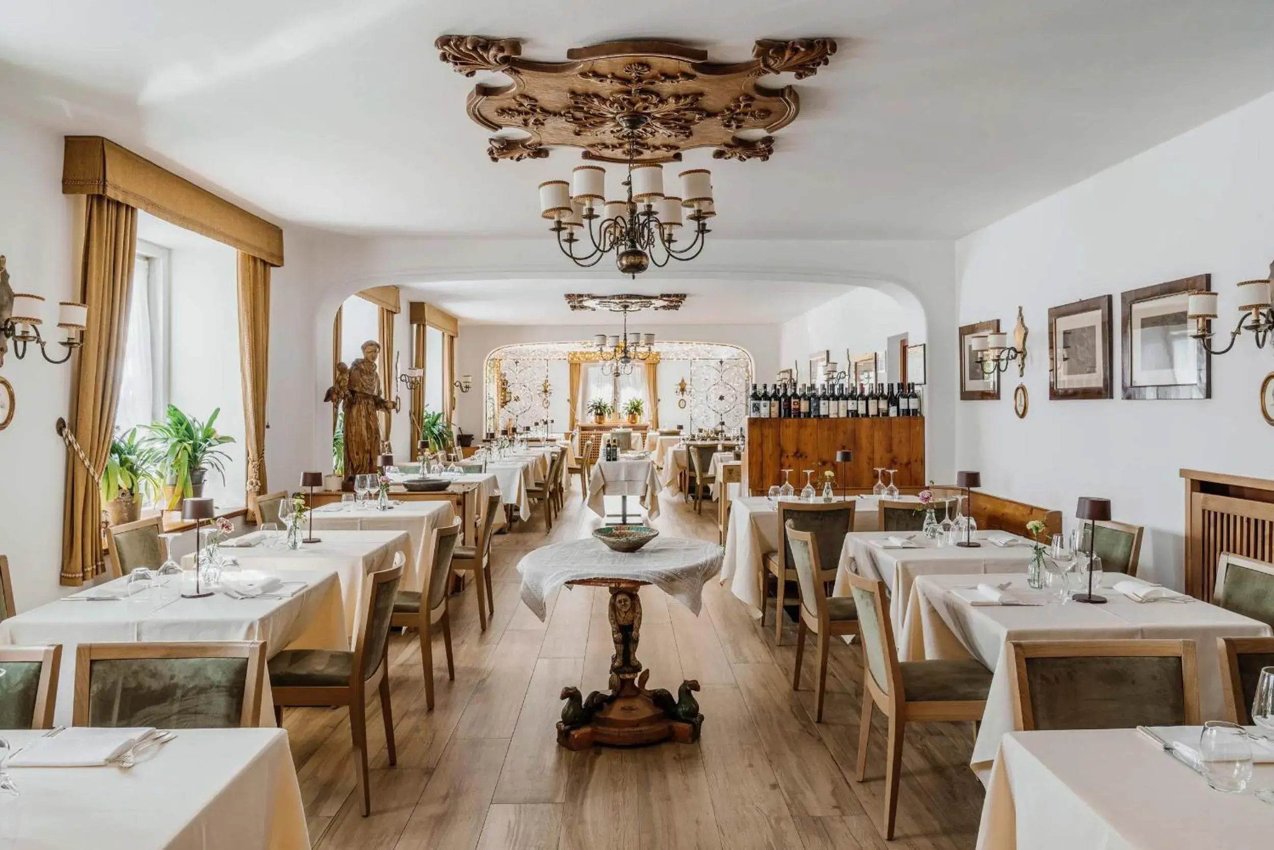 Restaurant/places to eat in Hotel Menardi Restaurant/places to eat in Hotel Menardi
