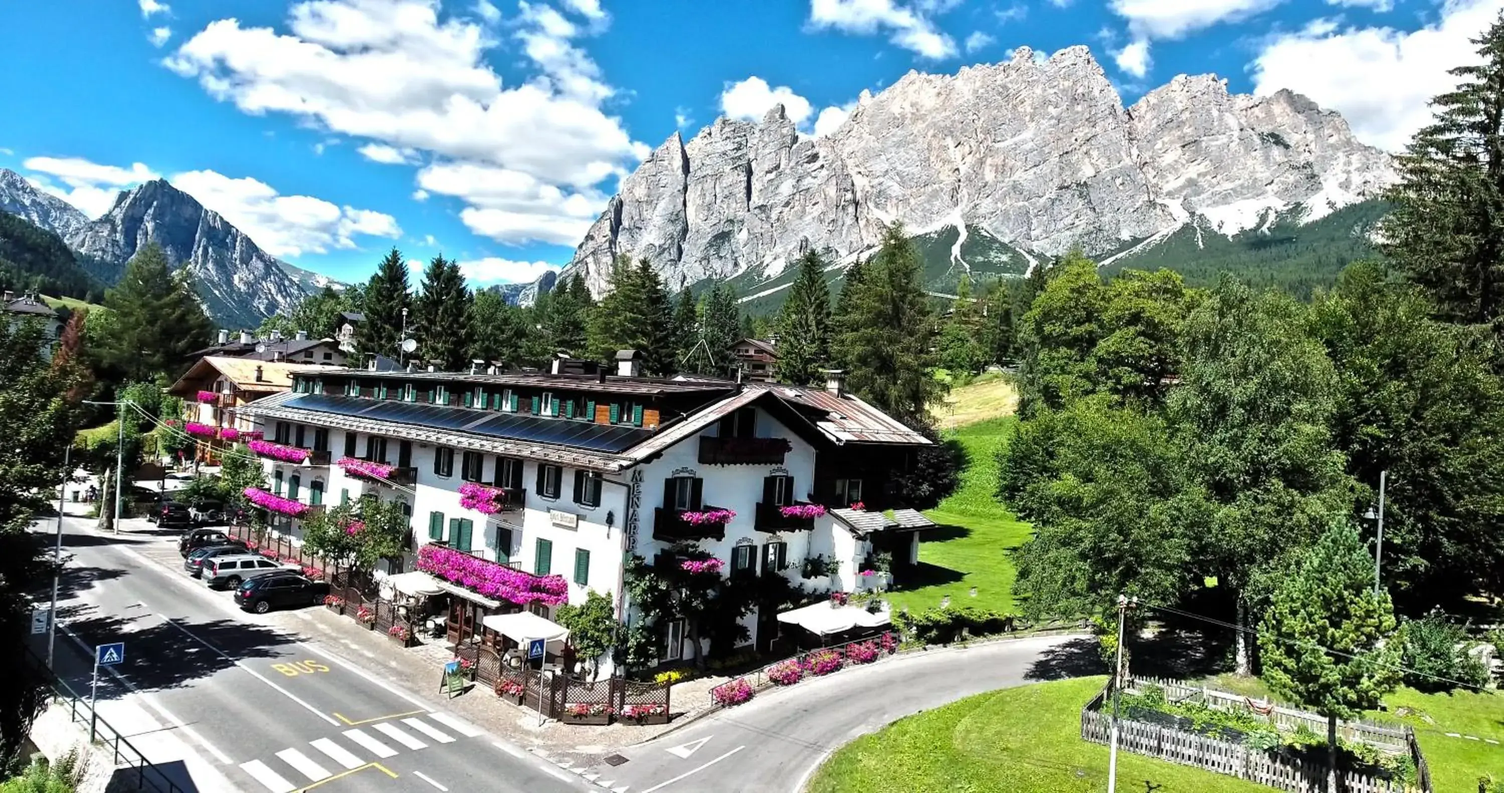 Property building in Hotel Menardi Property building in Hotel Menardi