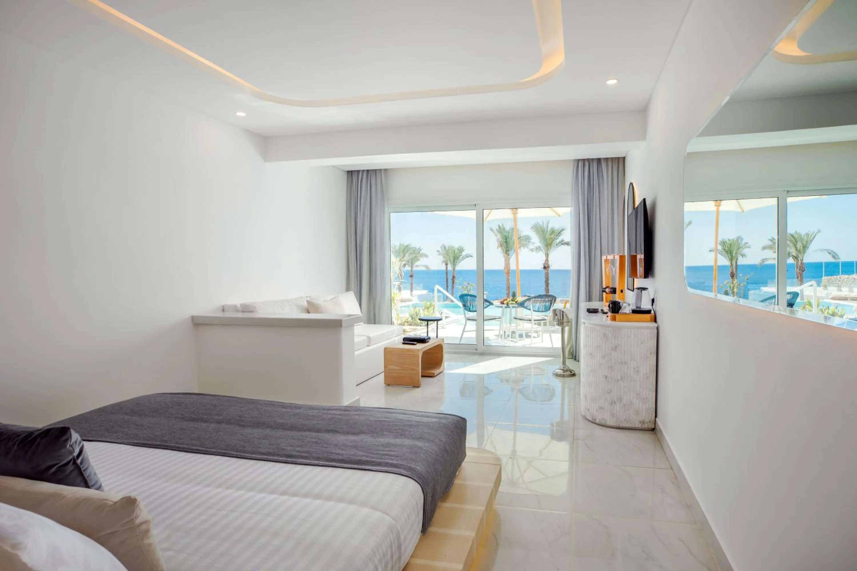 Junior Swim-up Suite-Posh Club in White Hills Resort
