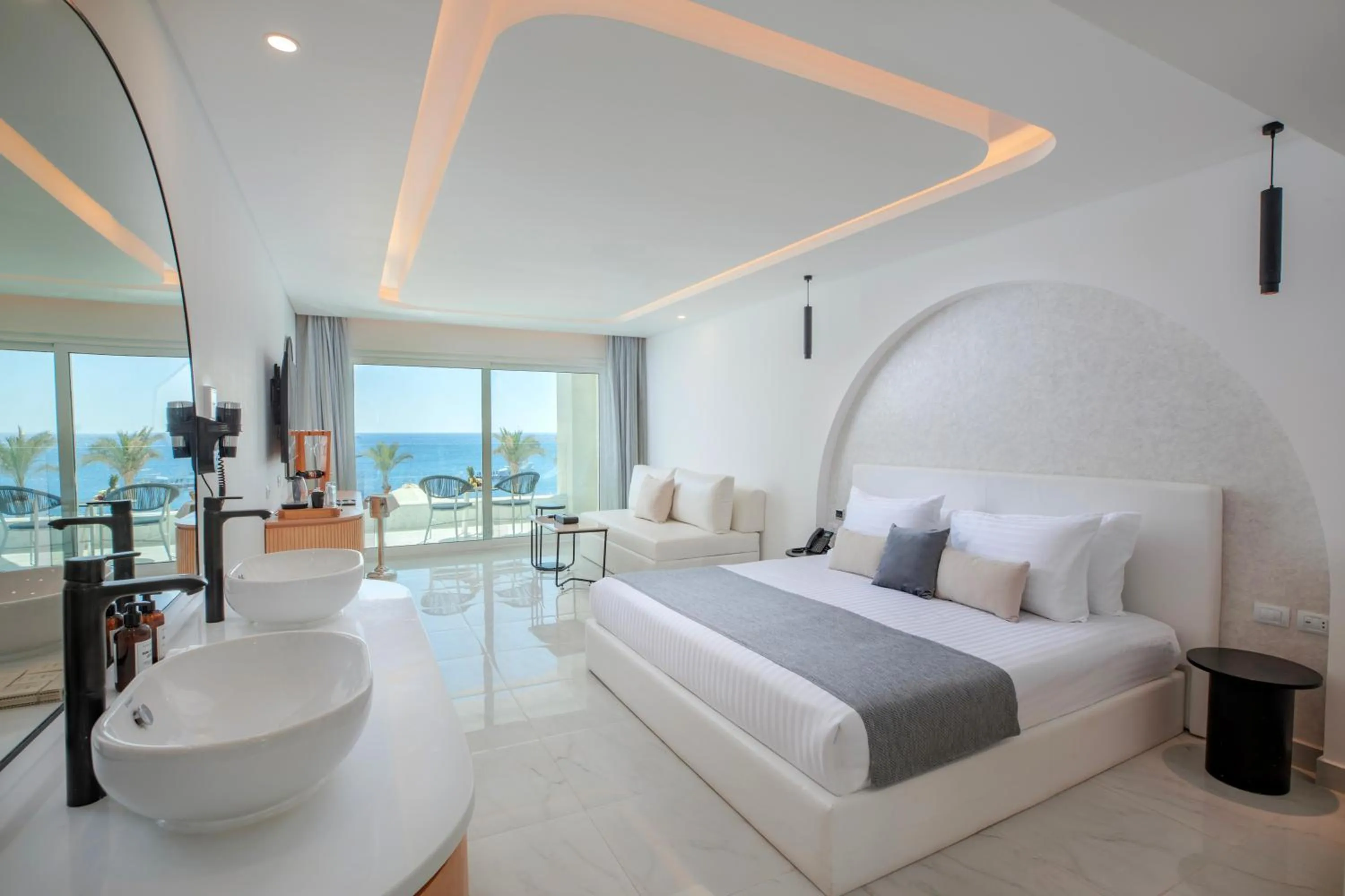 Junior Jacuzzi Suite -Posh Club in White Hills Resort