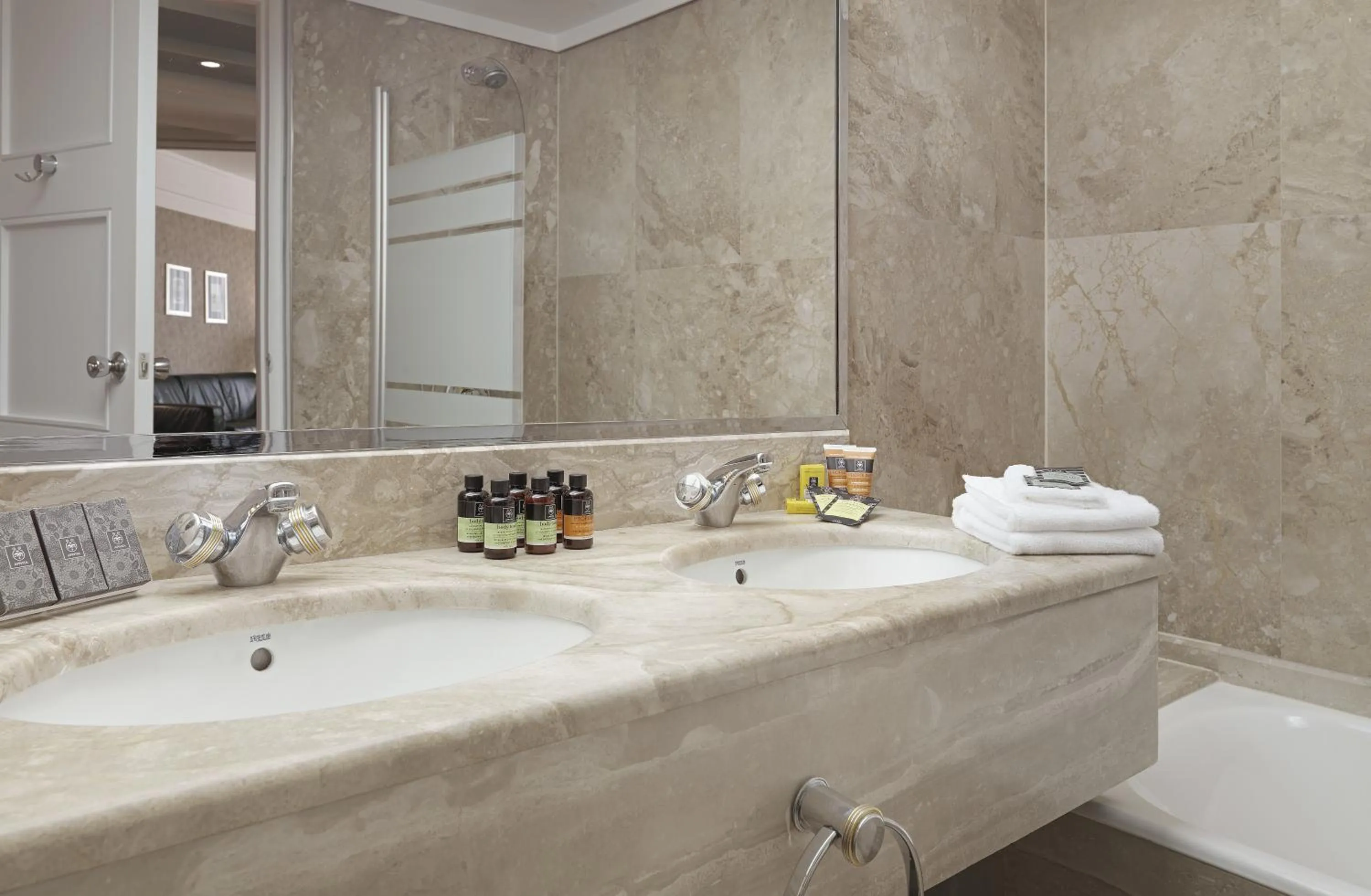 Deluxe City View Suite  in NJV Athens Plaza